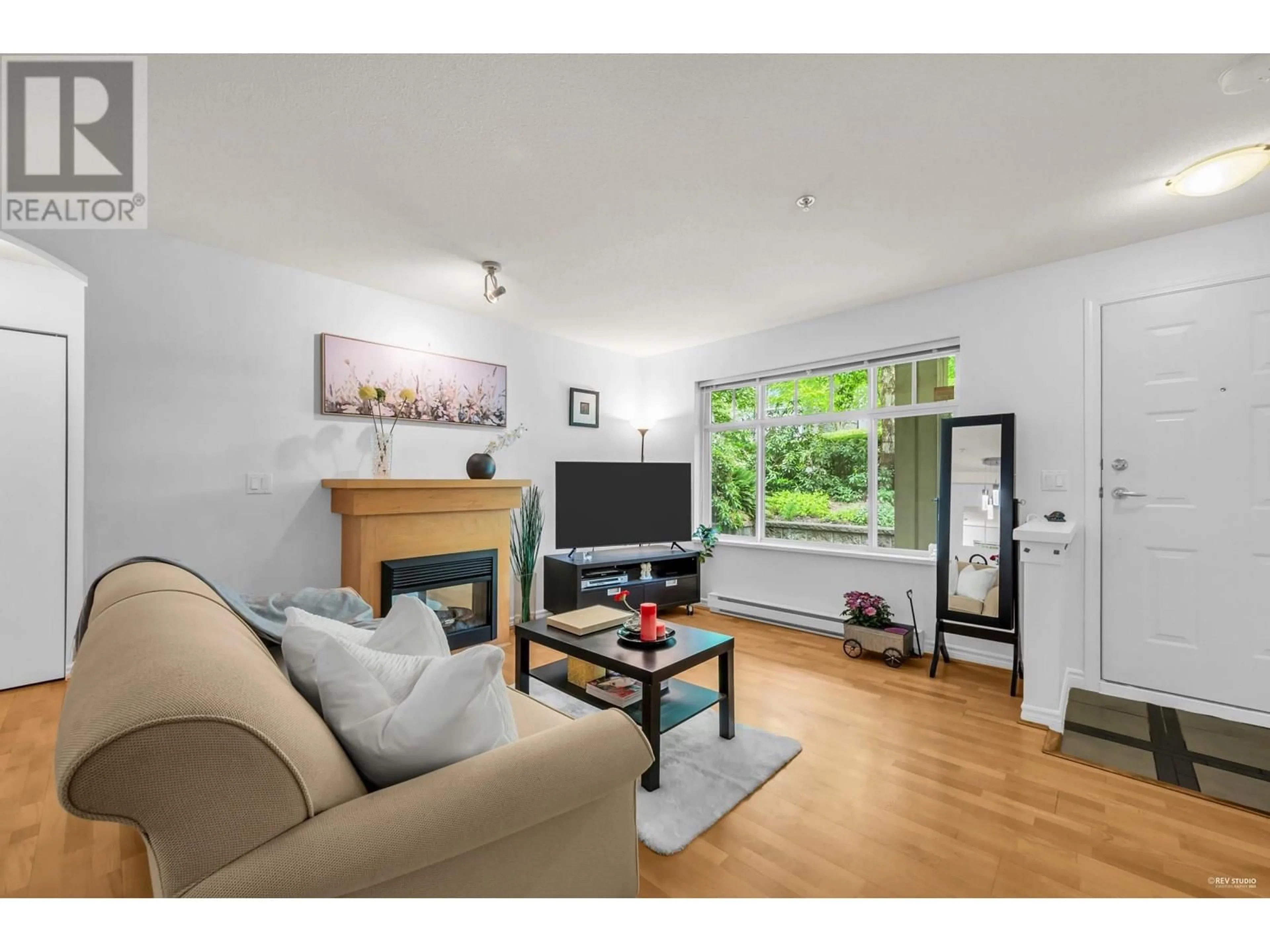 Living room with furniture, wood/laminate floor for 51 - 7488 SOUTHWYNDE AVENUE, Burnaby British Columbia V3N5C6