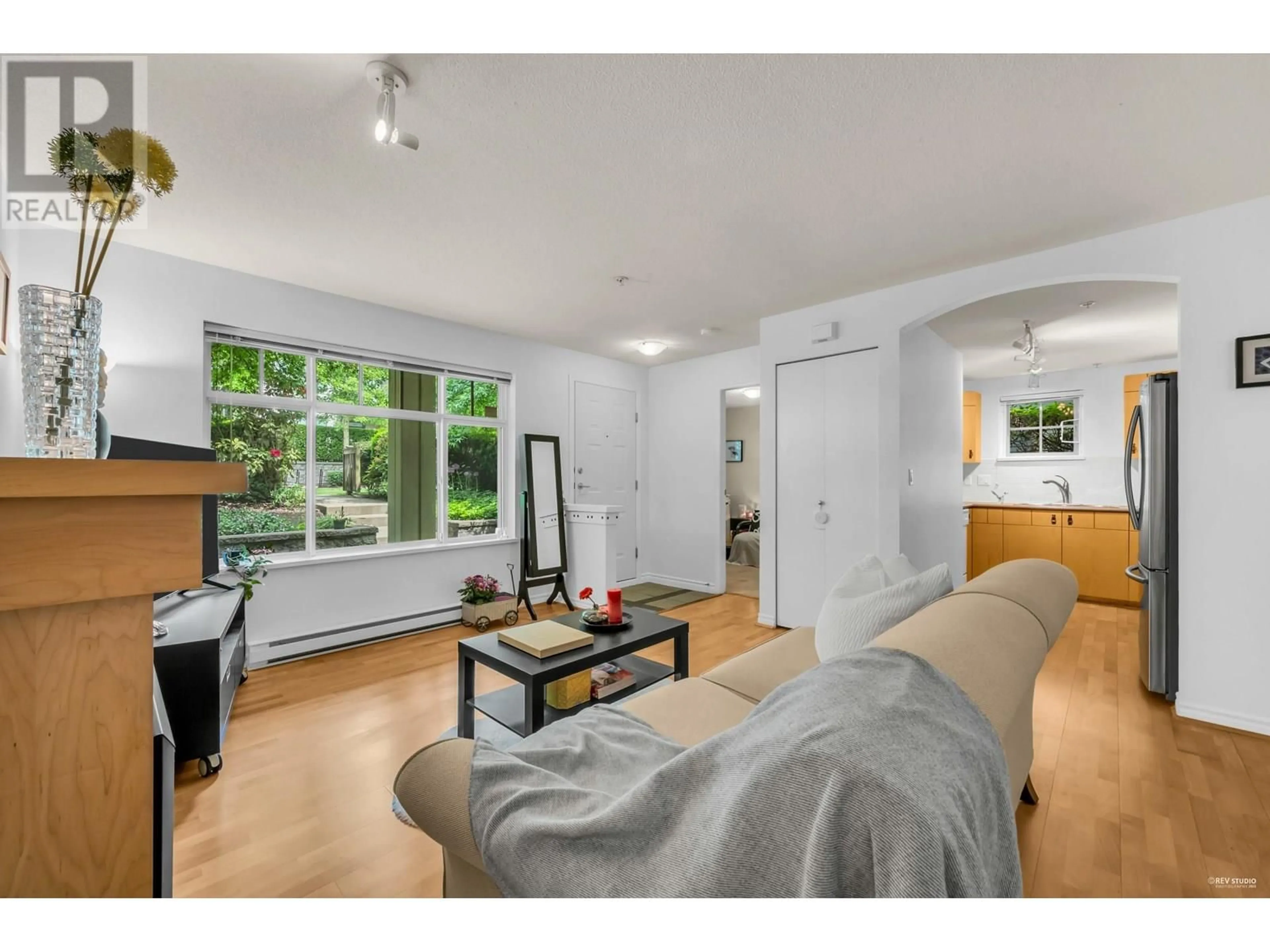 Living room with furniture, wood/laminate floor for 51 - 7488 SOUTHWYNDE AVENUE, Burnaby British Columbia V3N5C6