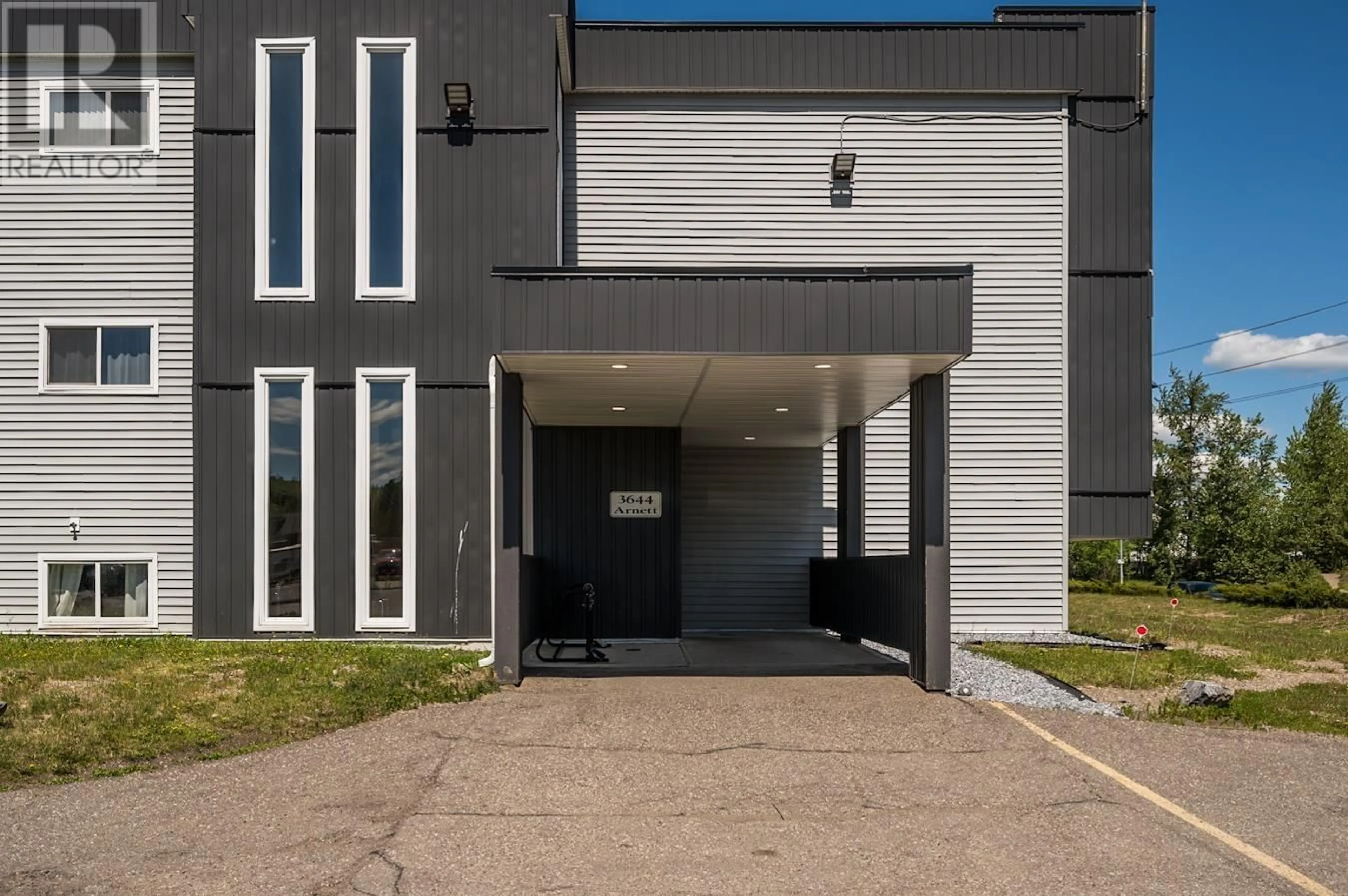 Indoor foyer for 109 - 3644 ARNETT AVENUE, Prince George British Columbia V2N4J5