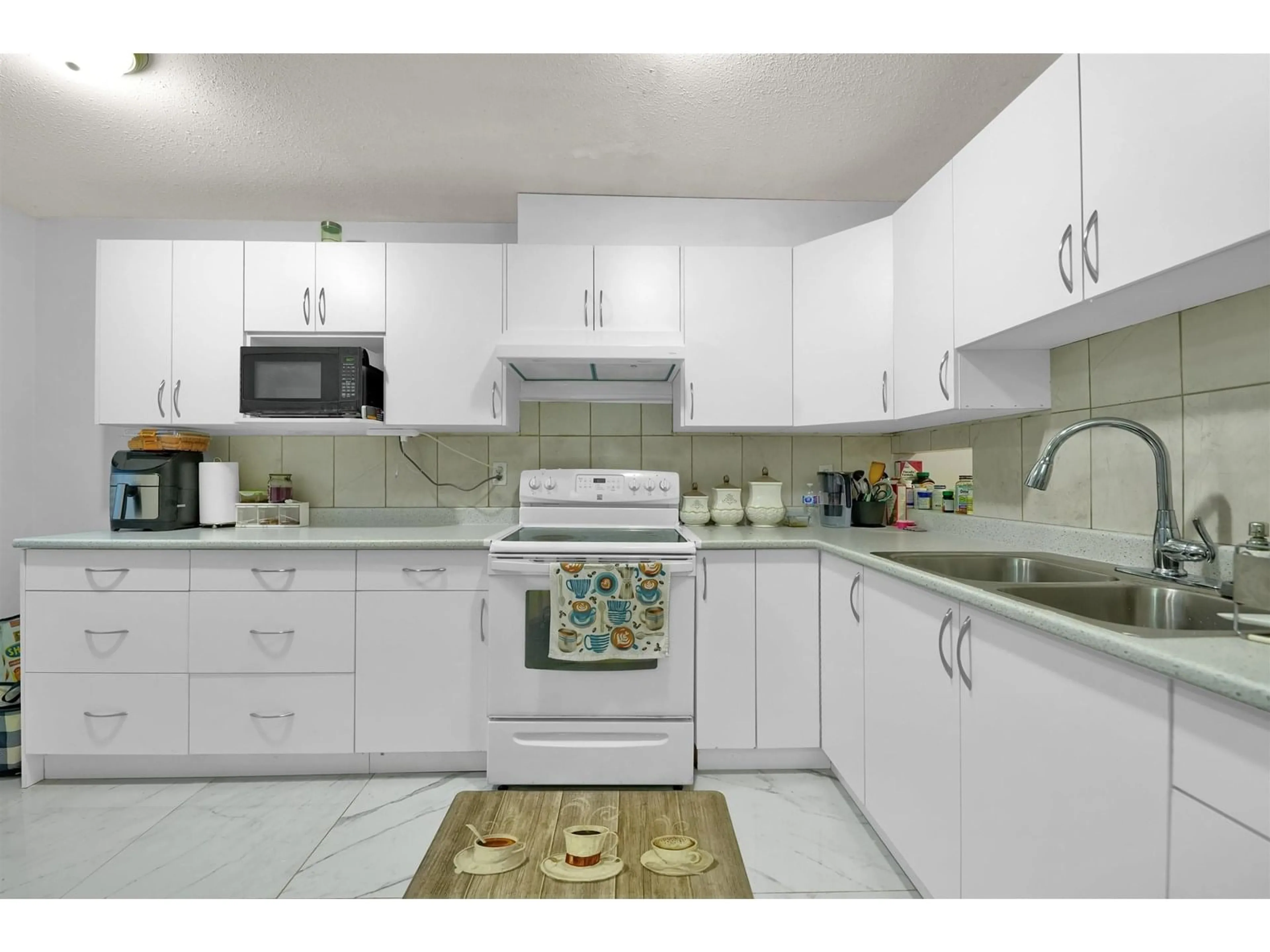 Standard kitchen, unknown for 33 - 3075 TRETHEWEY, Abbotsford British Columbia V2T3R4