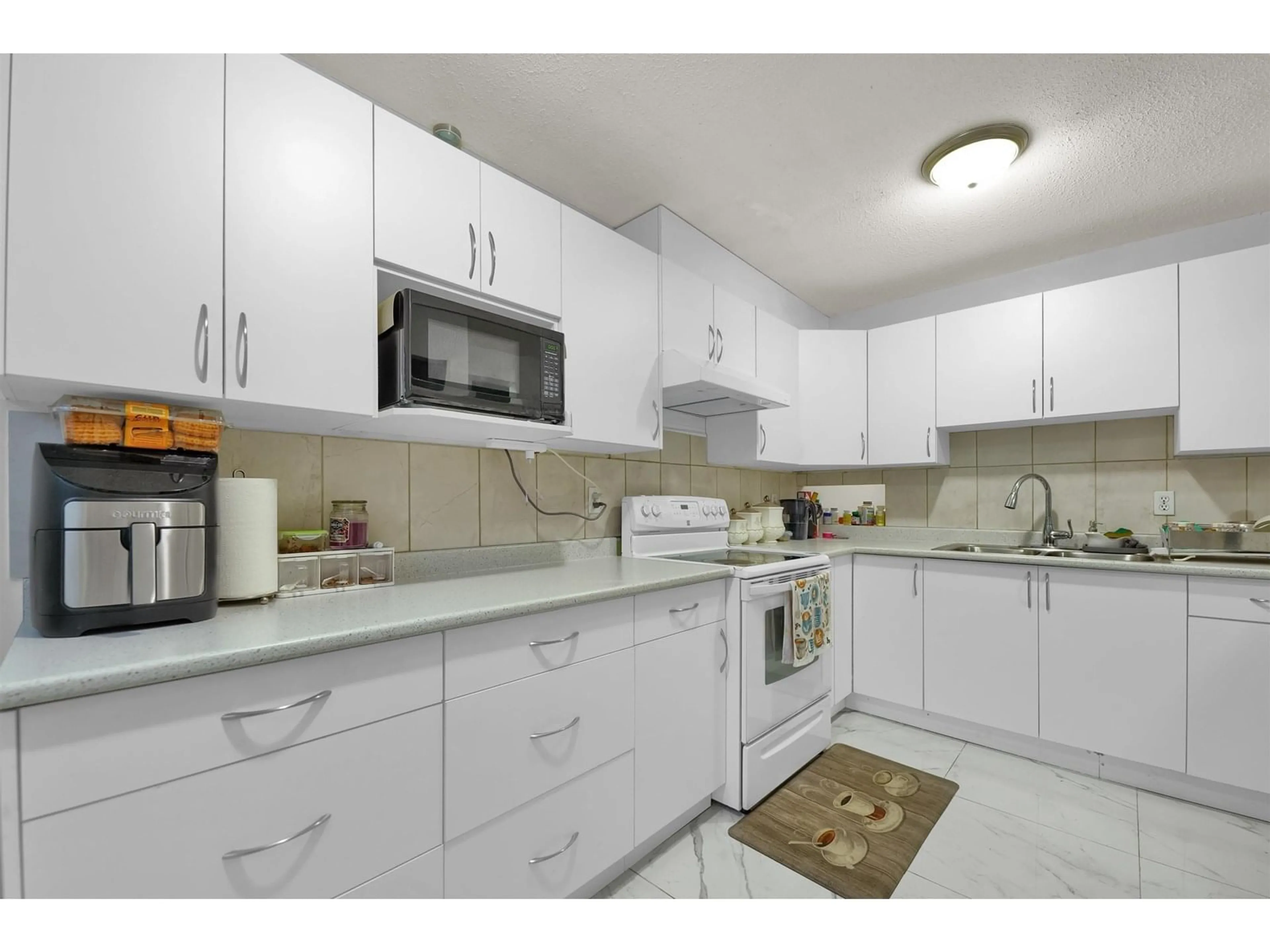 Standard kitchen, unknown for 33 - 3075 TRETHEWEY, Abbotsford British Columbia V2T3R4