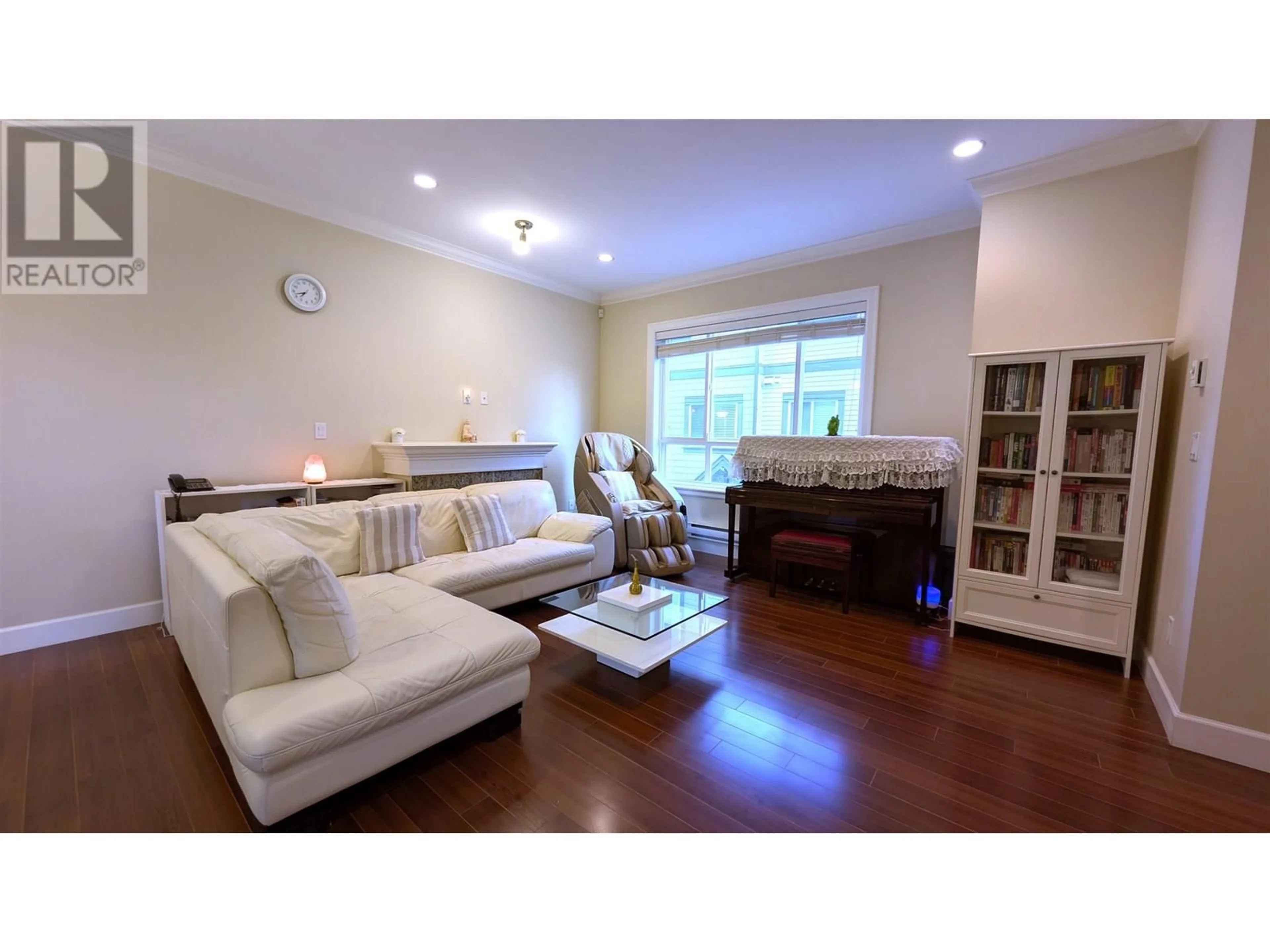 Living room with furniture, wood/laminate floor for 9 - 10999 STEVESTON HIGHWAY, Richmond British Columbia V7A1N4