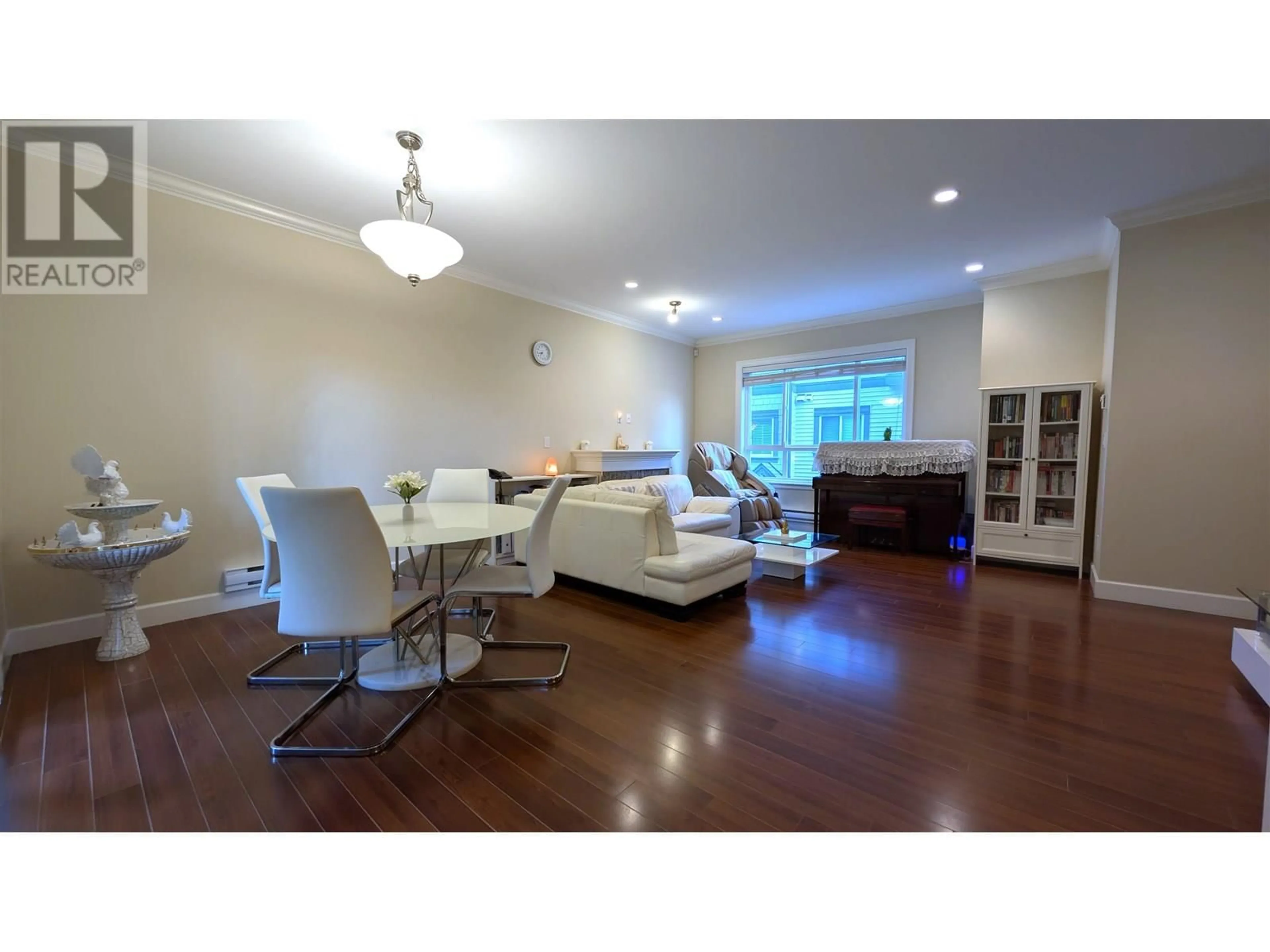 Living room with furniture, wood/laminate floor for 9 - 10999 STEVESTON HIGHWAY, Richmond British Columbia V7A1N4