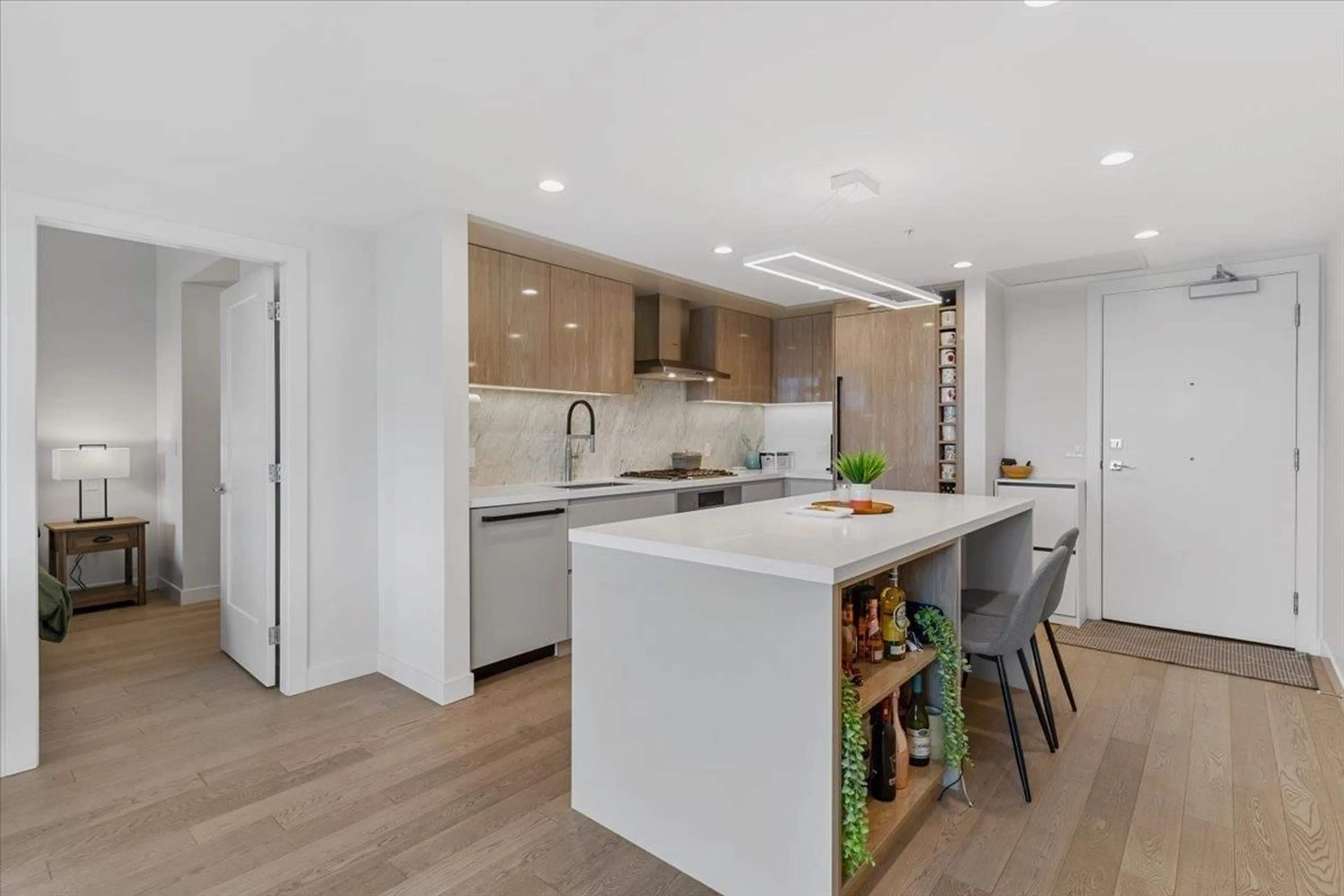 Open concept kitchen, unknown for 601 - 1526 FINLAY, White Rock British Columbia V4B4L9