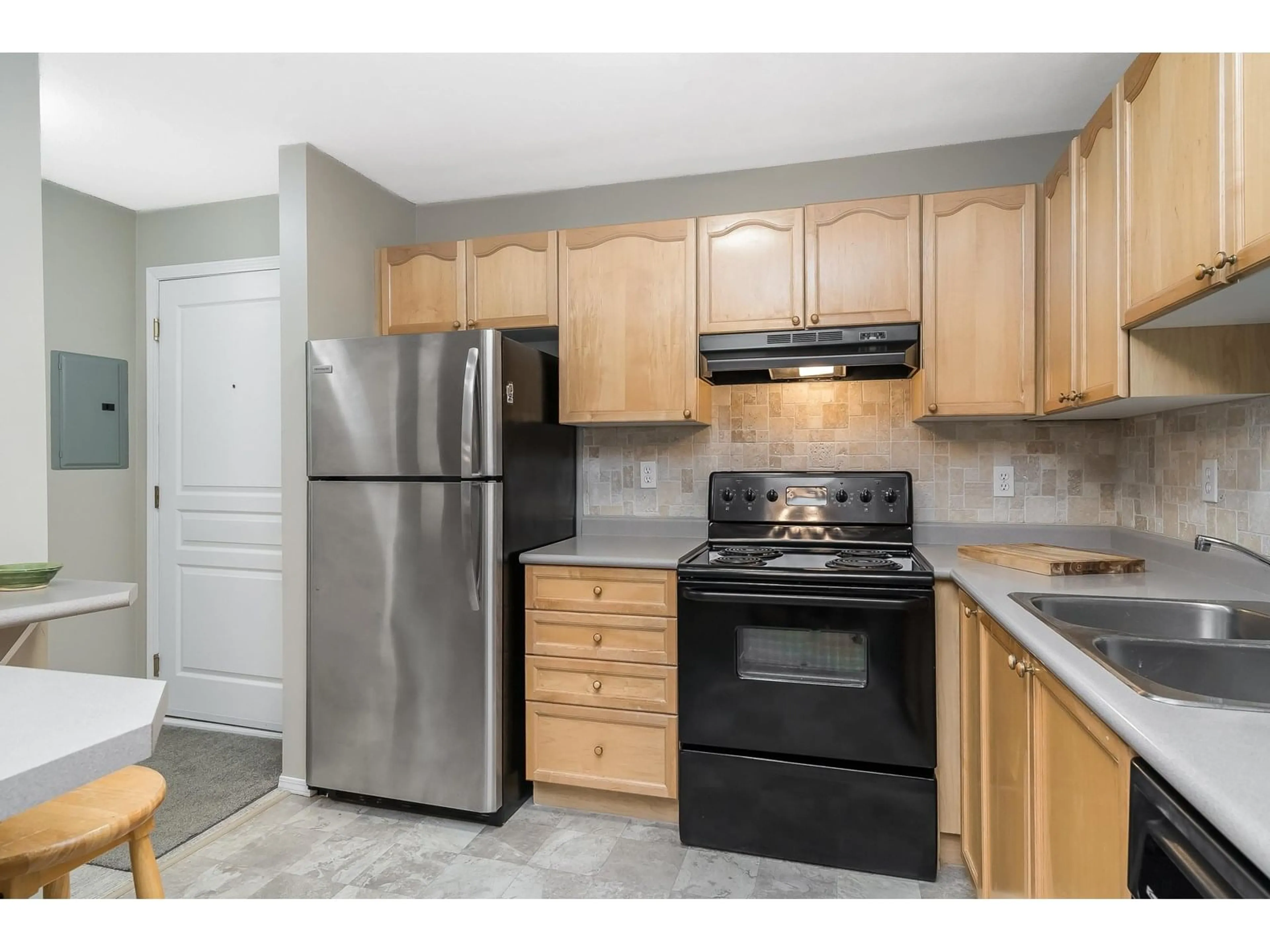 Standard kitchen, unknown for 215 - 33478 ROBERTS, Abbotsford British Columbia V2S8E1