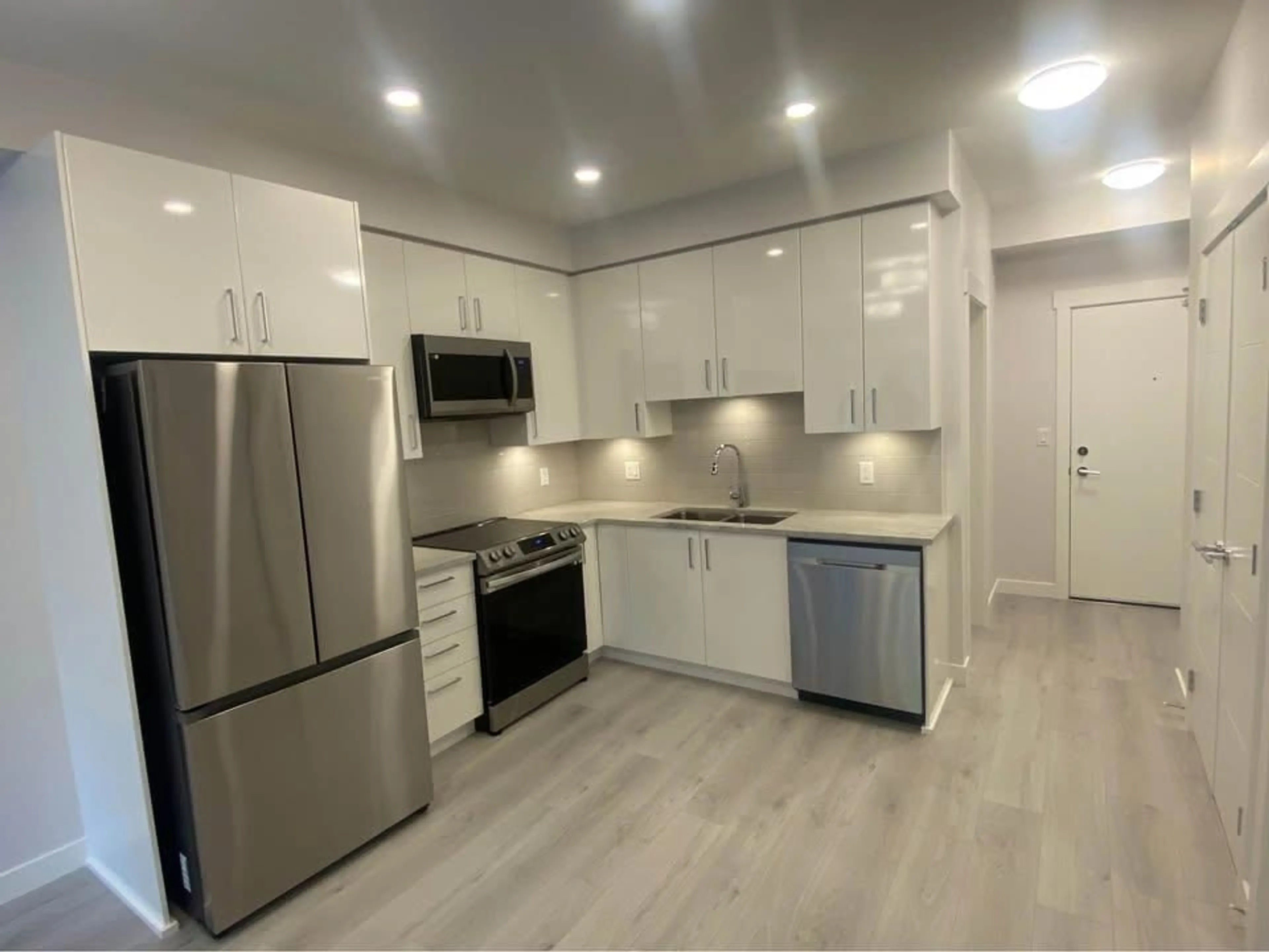Open concept kitchen, unknown for 201 - 32690 14, Mission British Columbia V2V0K5