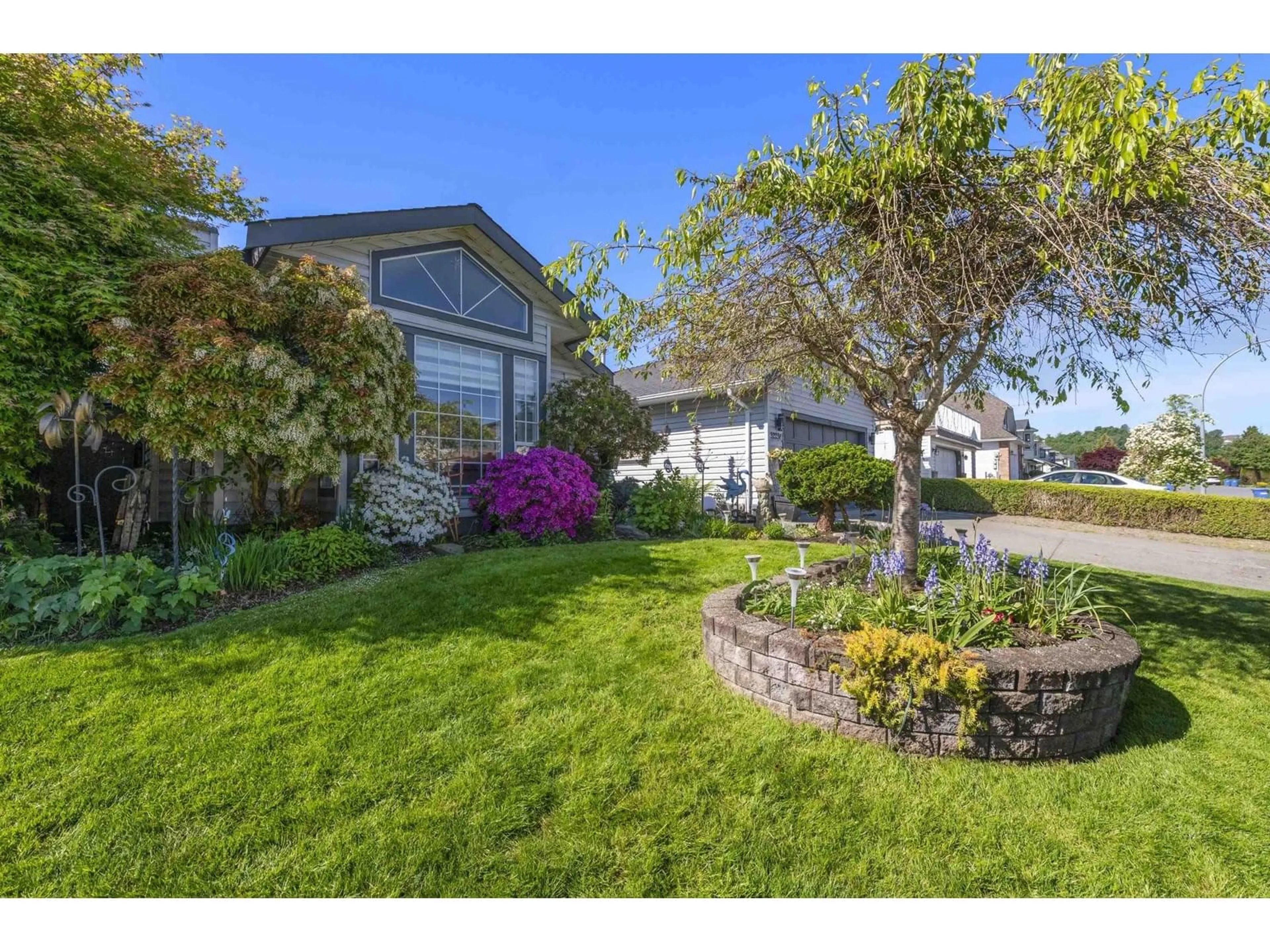 A pic from outside/outdoor area/front of a property/back of a property/a pic from drone, unknown for 32236 ROGERS, Abbotsford British Columbia V2T5B6