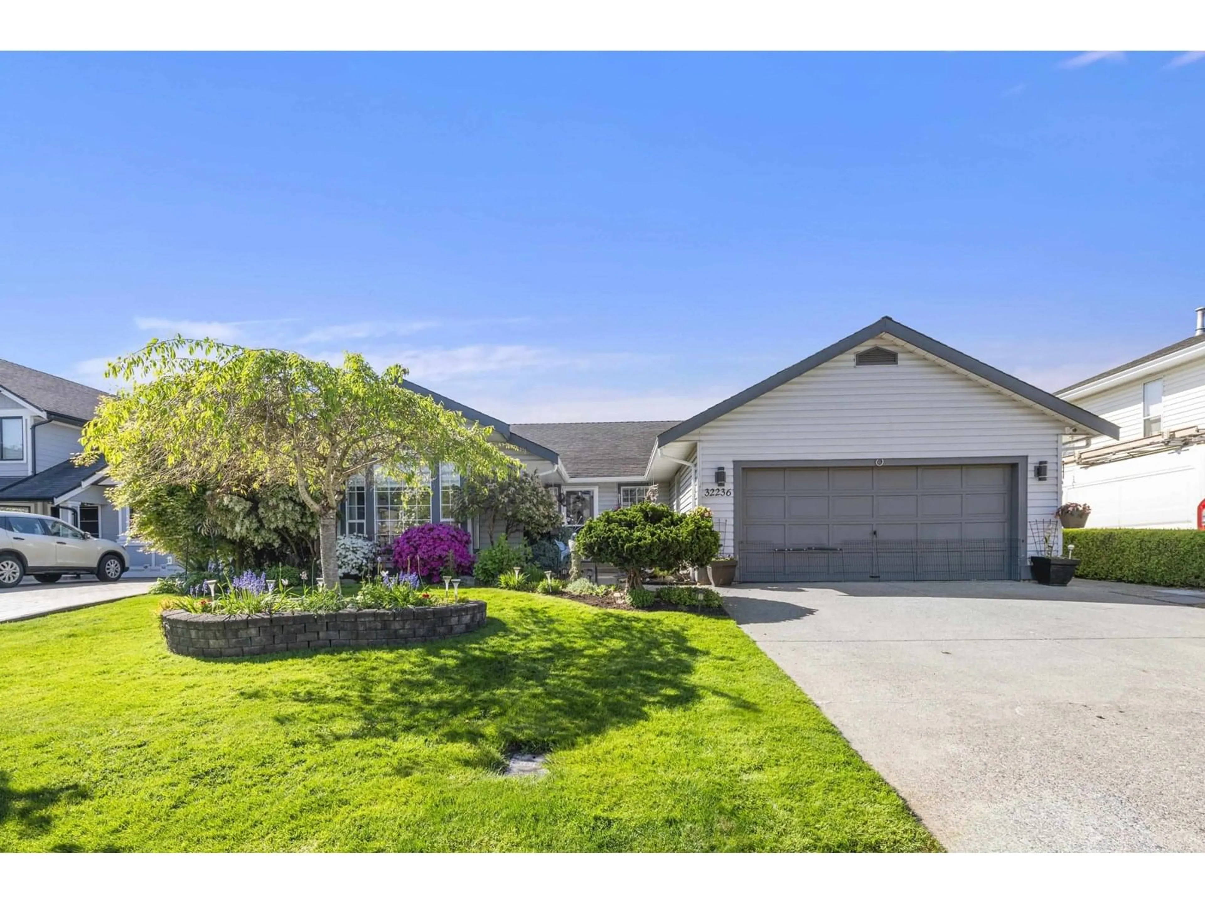 Home with vinyl exterior material, street for 32236 ROGERS, Abbotsford British Columbia V2T5B6