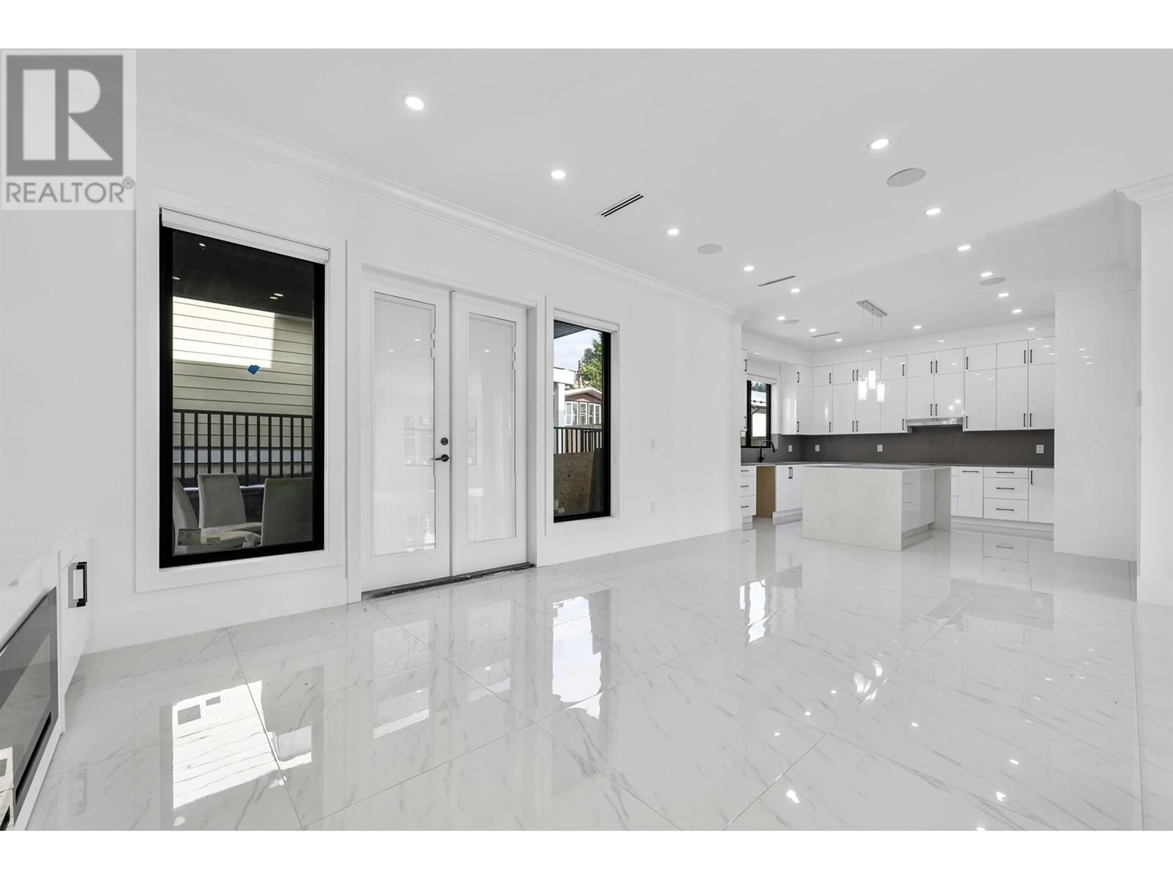 Indoor foyer for 4527 CLINTON STREET, Burnaby British Columbia V5J2K6