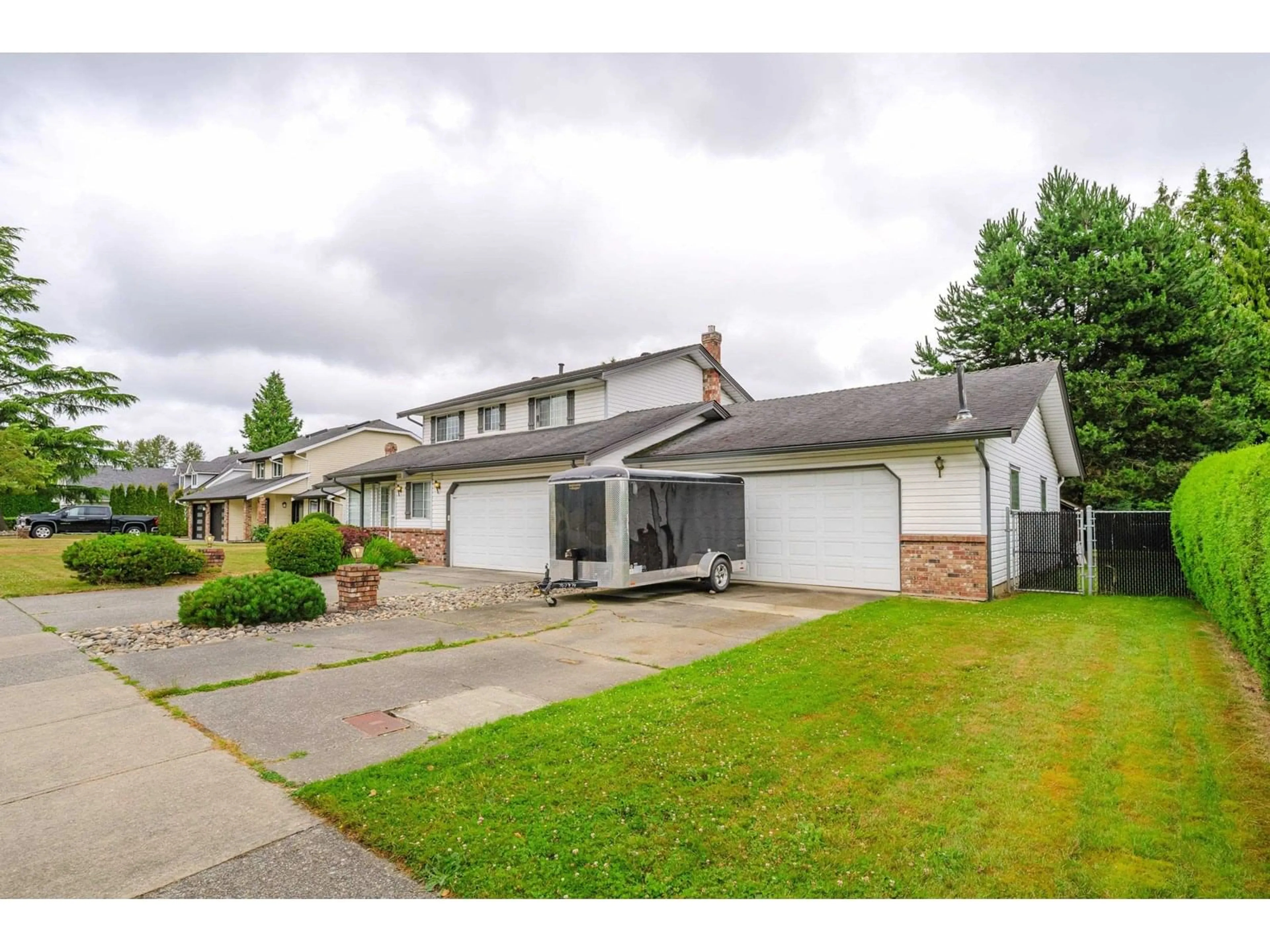 A pic from outside/outdoor area/front of a property/back of a property/a pic from drone, street for 5644 SUNRISE EAST, Surrey British Columbia V3S7M5
