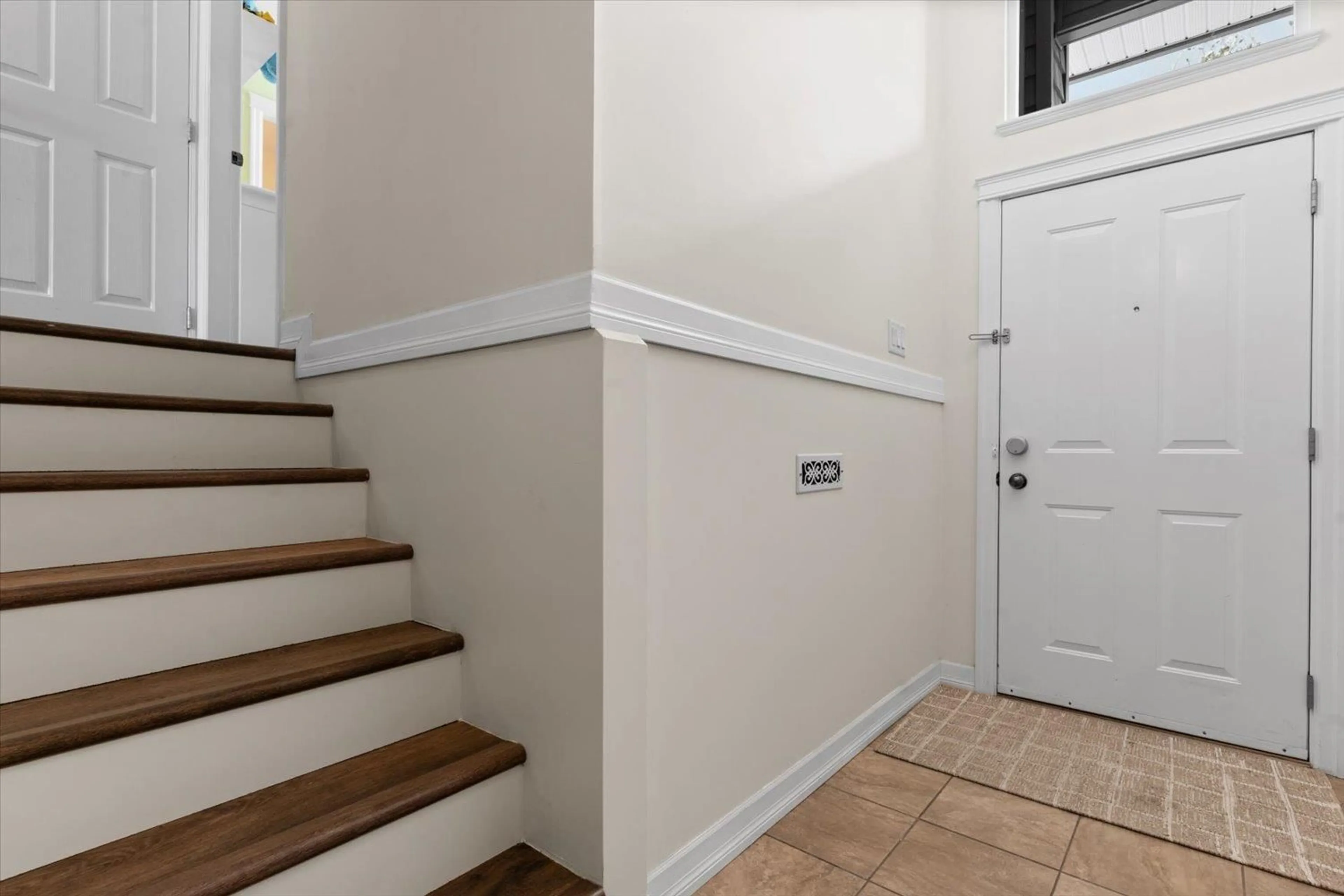 Indoor entryway for 36 - 46778 HUDSON ROAD, Chilliwack British Columbia V2R0K4
