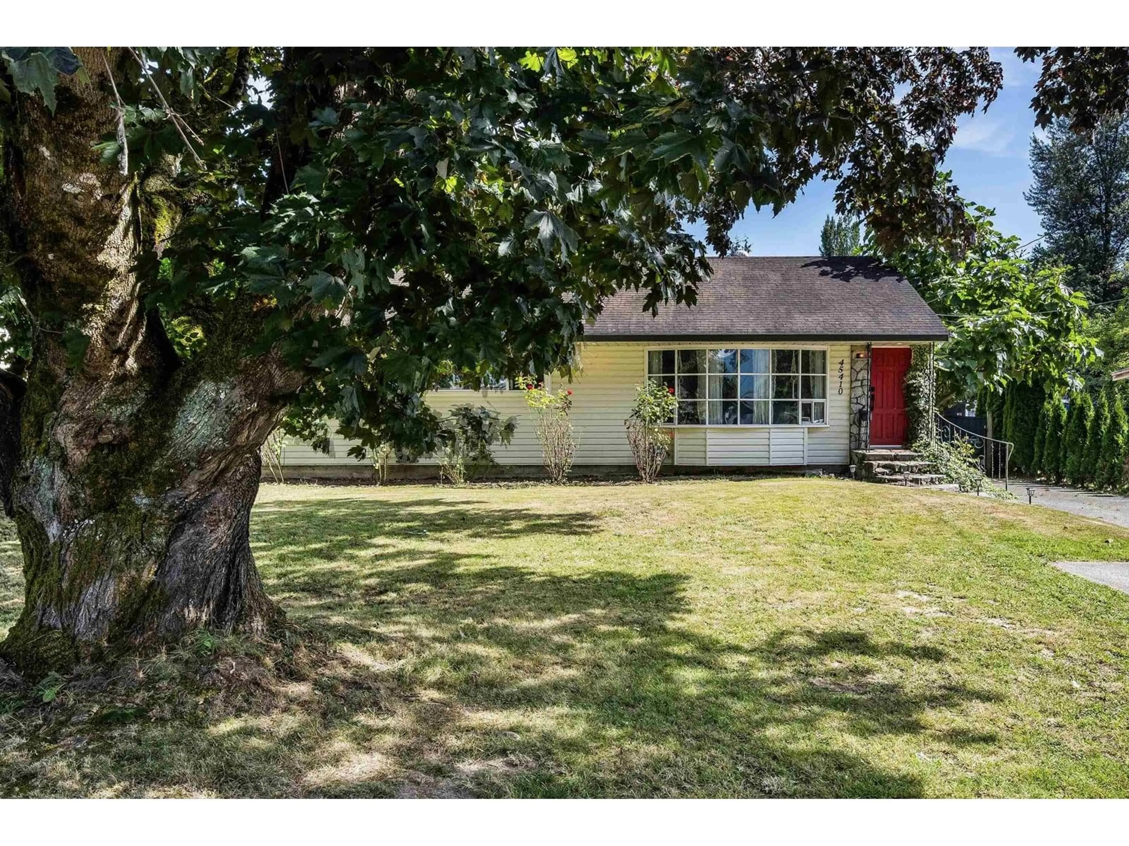 A pic from outside/outdoor area/front of a property/back of a property/a pic from drone, street for 45410 PARK DRIVE, Chilliwack British Columbia V2P1G2