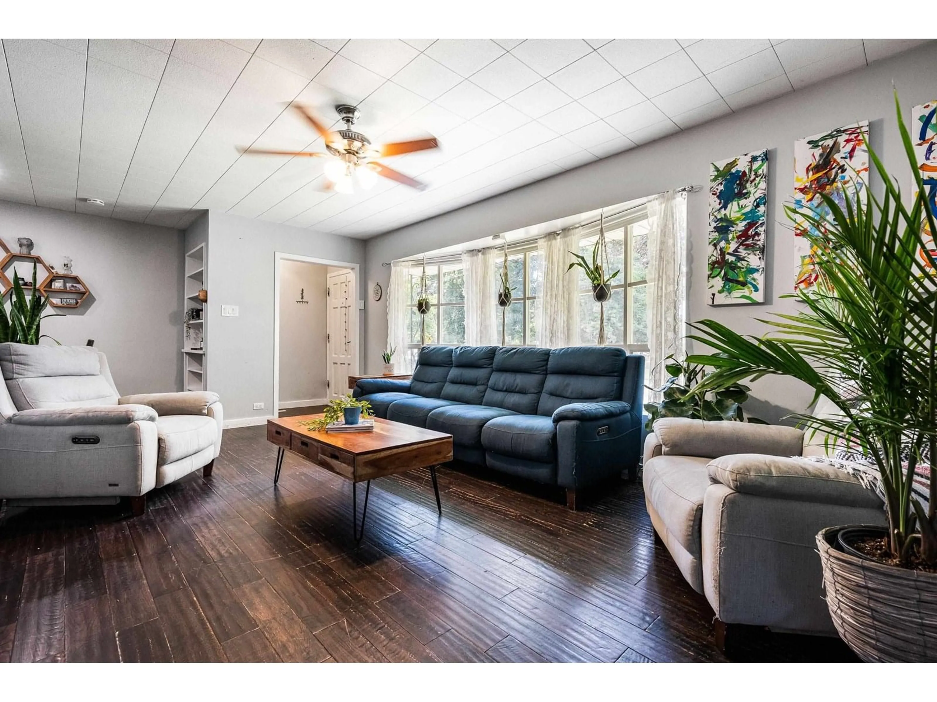 Living room with furniture, wood/laminate floor for 45410 PARK DRIVE, Chilliwack British Columbia V2P1G2