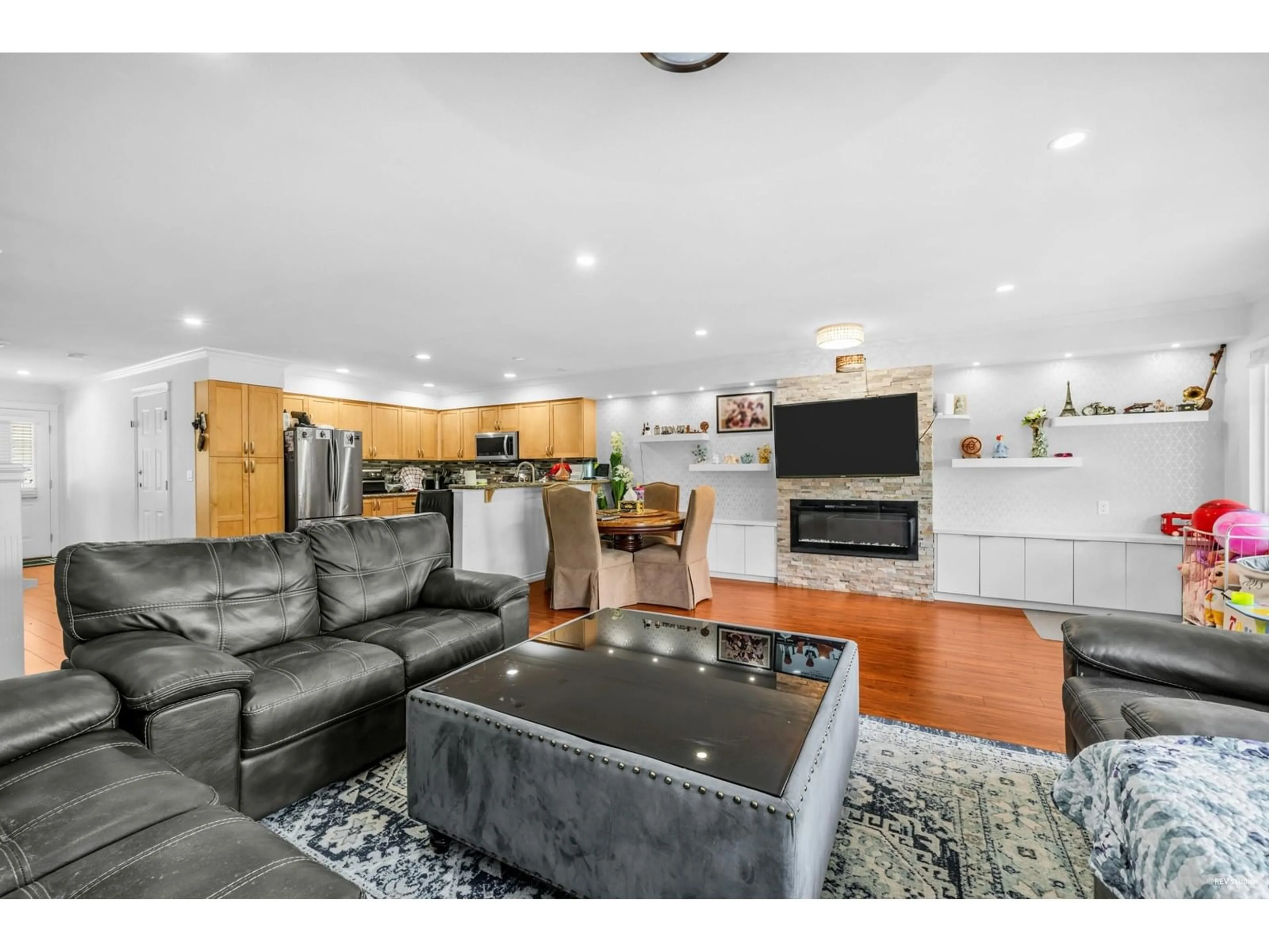 Open concept kitchen, wood/laminate floor for 132 - 12040 68, Surrey British Columbia V3W1P5