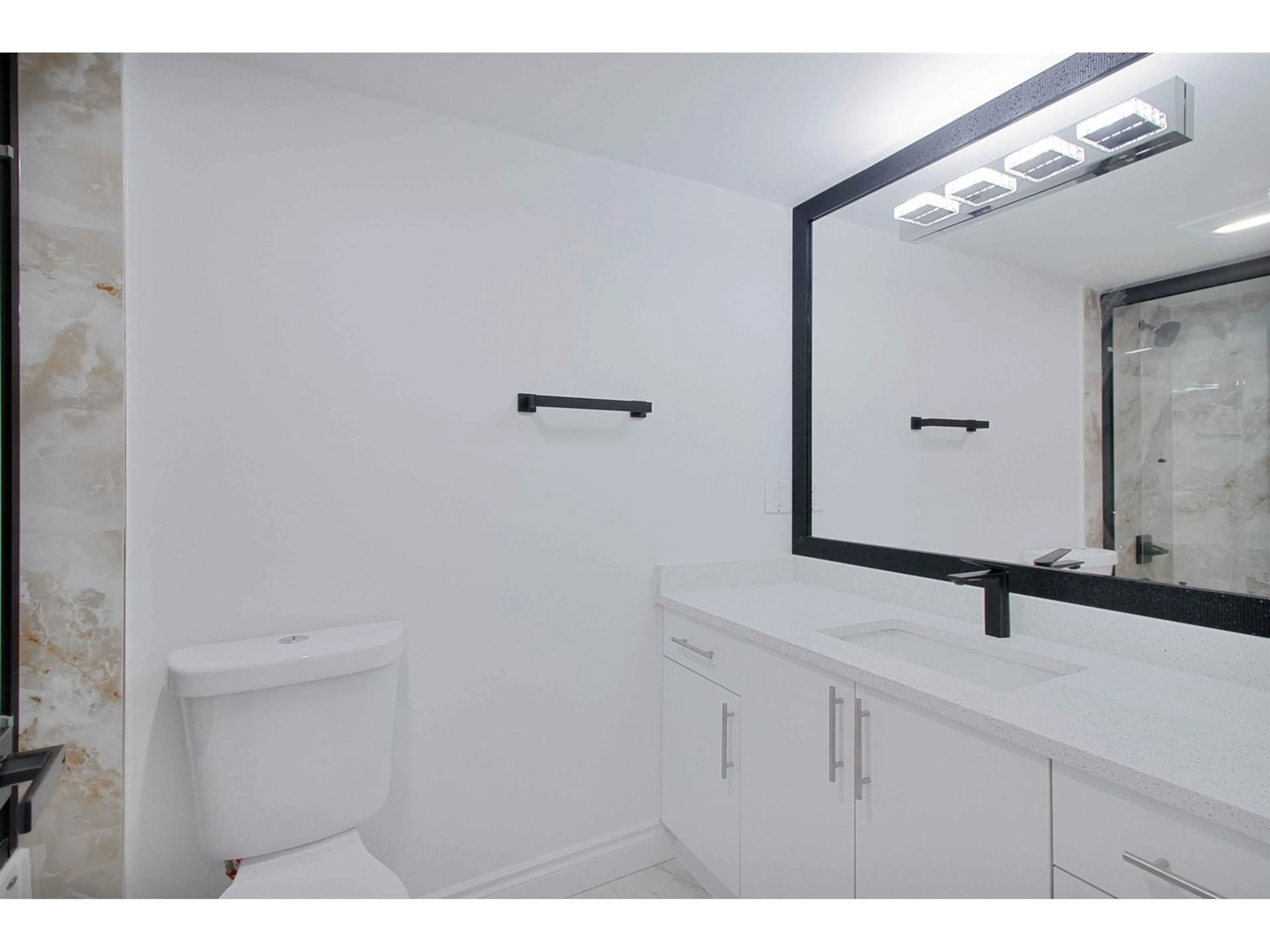 Standard bathroom, unknown for 205 - 1331 FIR, White Rock British Columbia V4B4B3