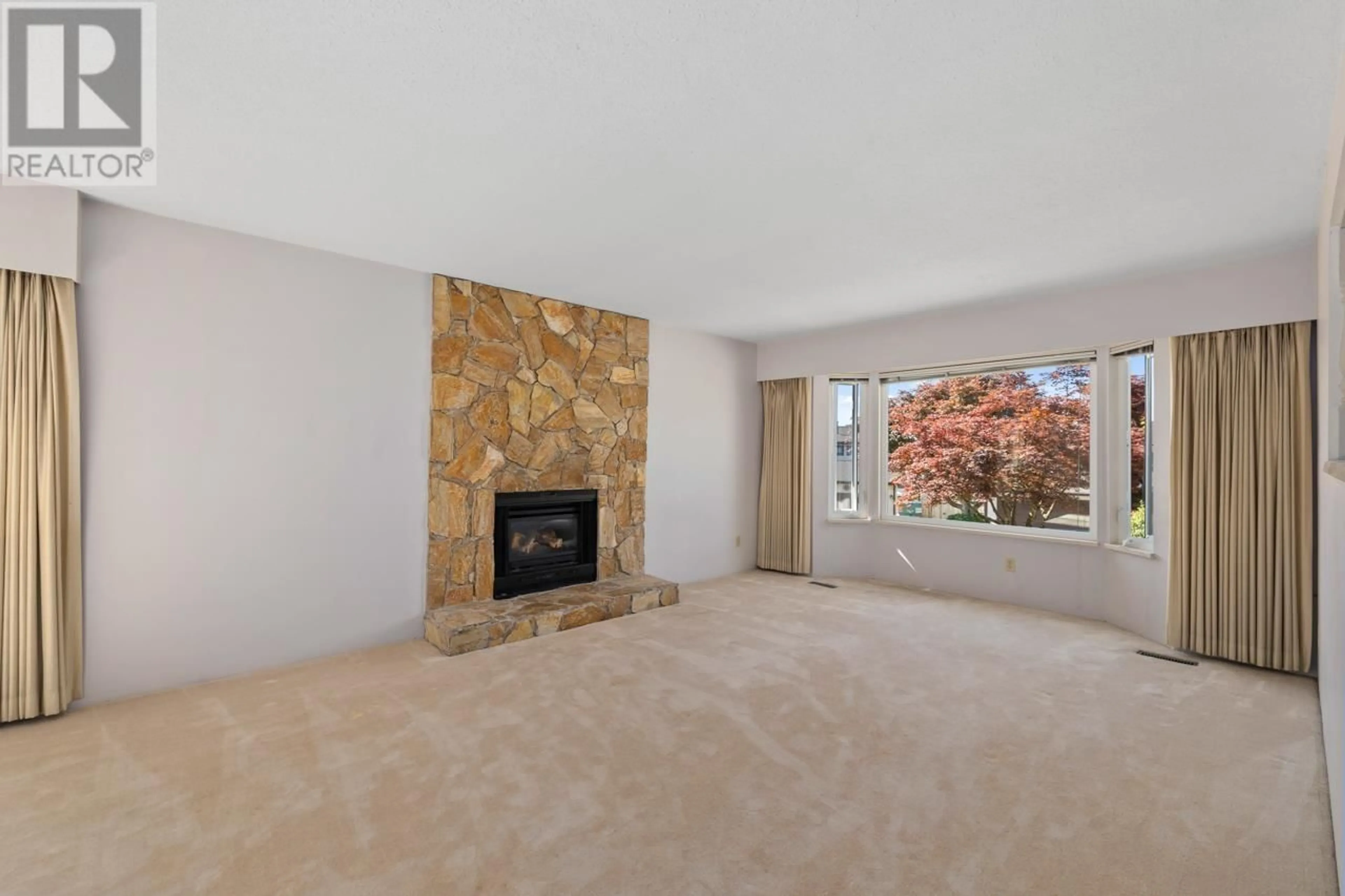 Living room with furniture, unknown for 1605 HEMLOCK PLACE, Port Moody British Columbia V3H4A7