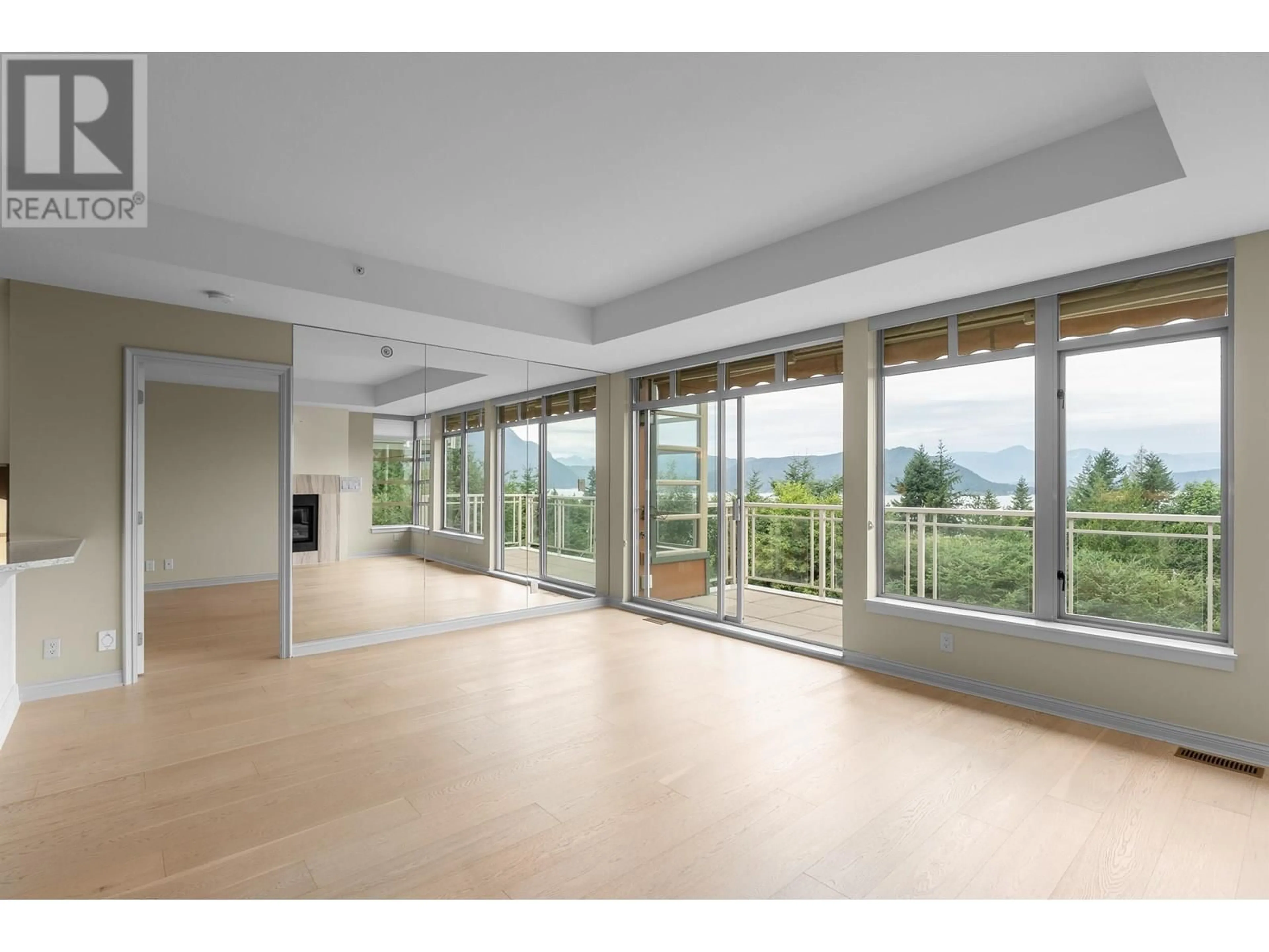 Indoor foyer for 8507 SEASCAPE DRIVE, West Vancouver British Columbia V7W3J7