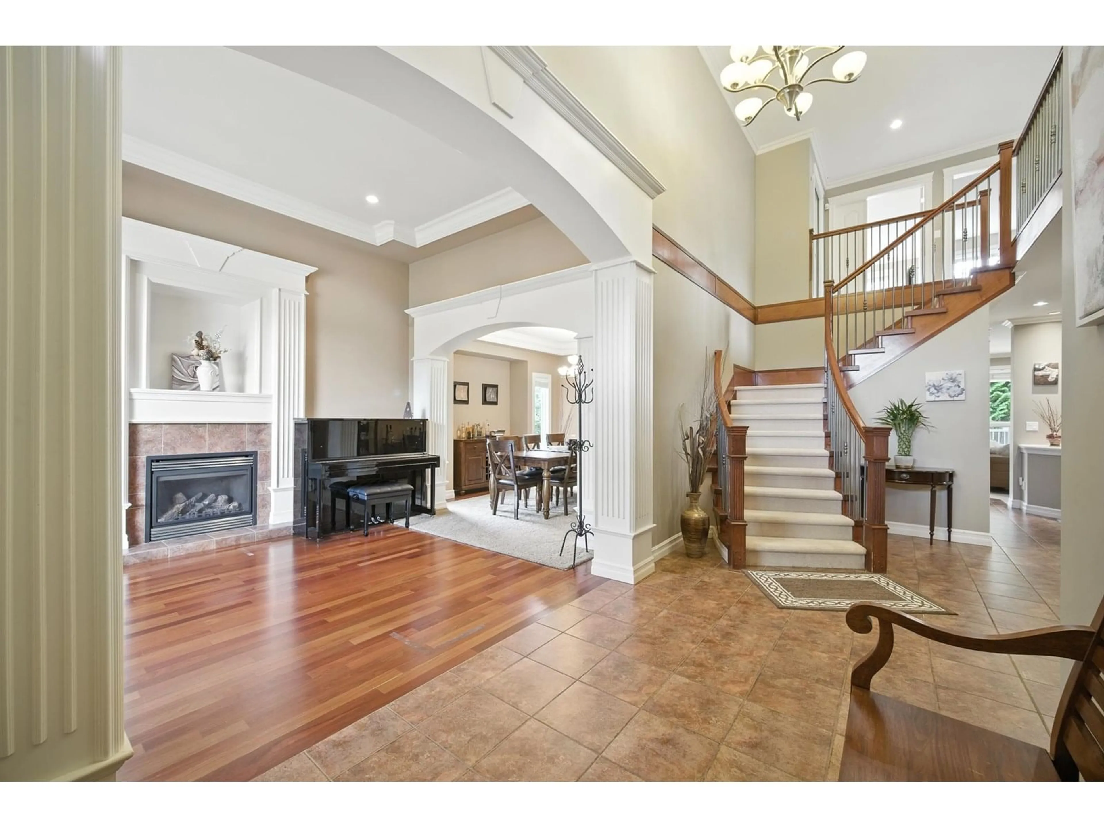 Indoor foyer for 16776 BEECHWOOD, Surrey British Columbia V4N1V8
