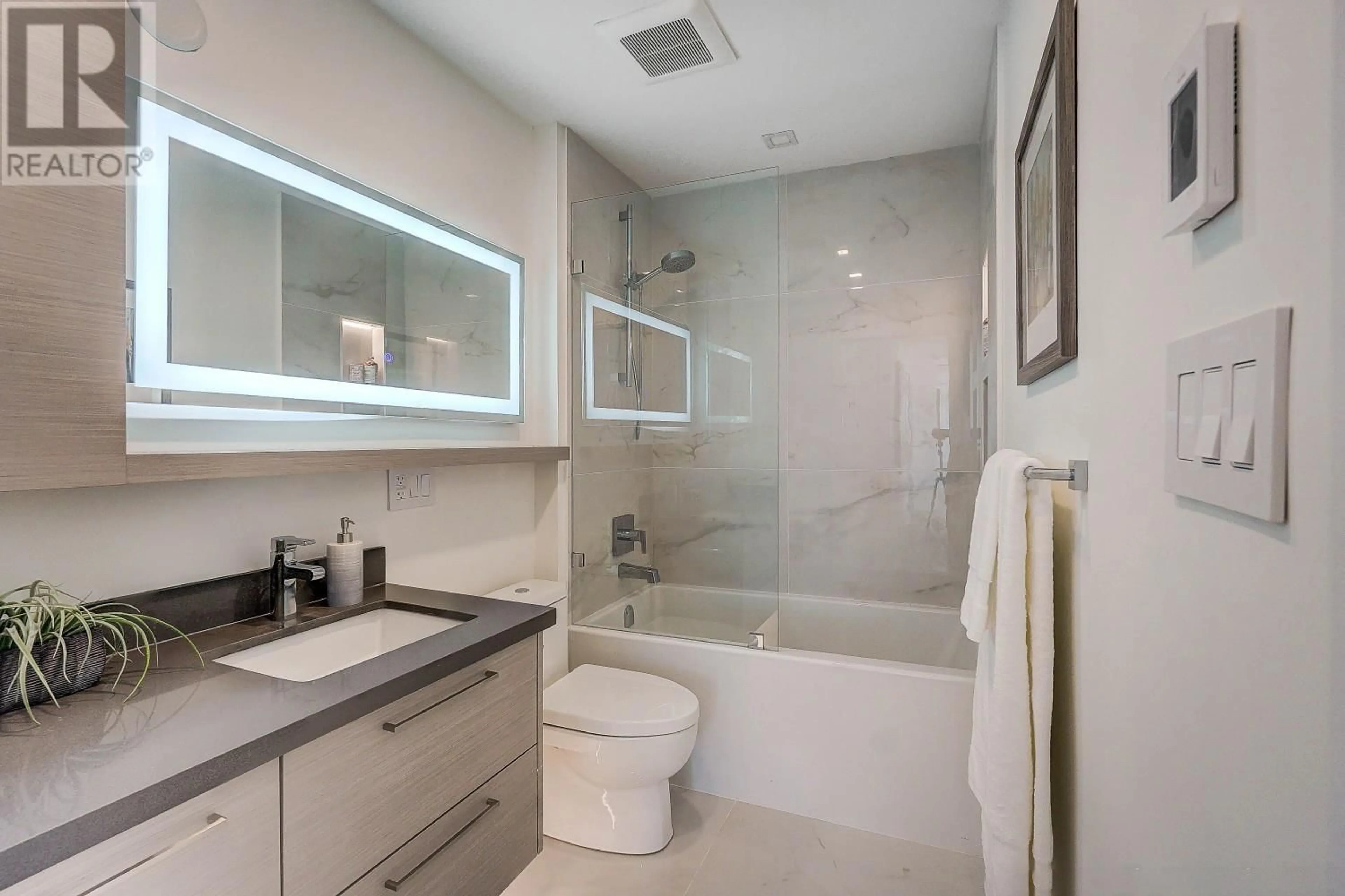 Contemporary bathroom, ceramic/tile floor for 903 - 1211 MELVILLE STREET, Vancouver British Columbia V6E0A7