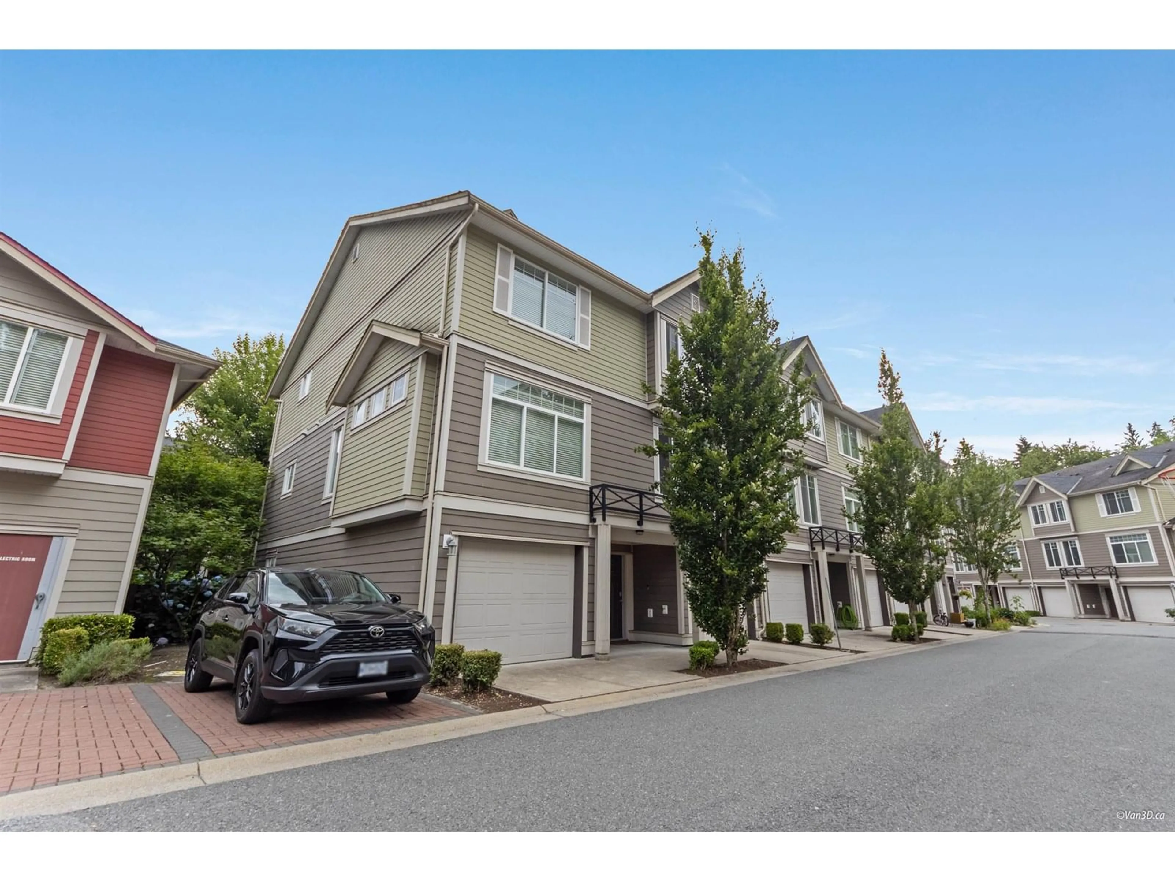 A pic from outside/outdoor area/front of a property/back of a property/a pic from drone, street for 40 - 15399 GUILDFORD, Surrey British Columbia V3R7C6