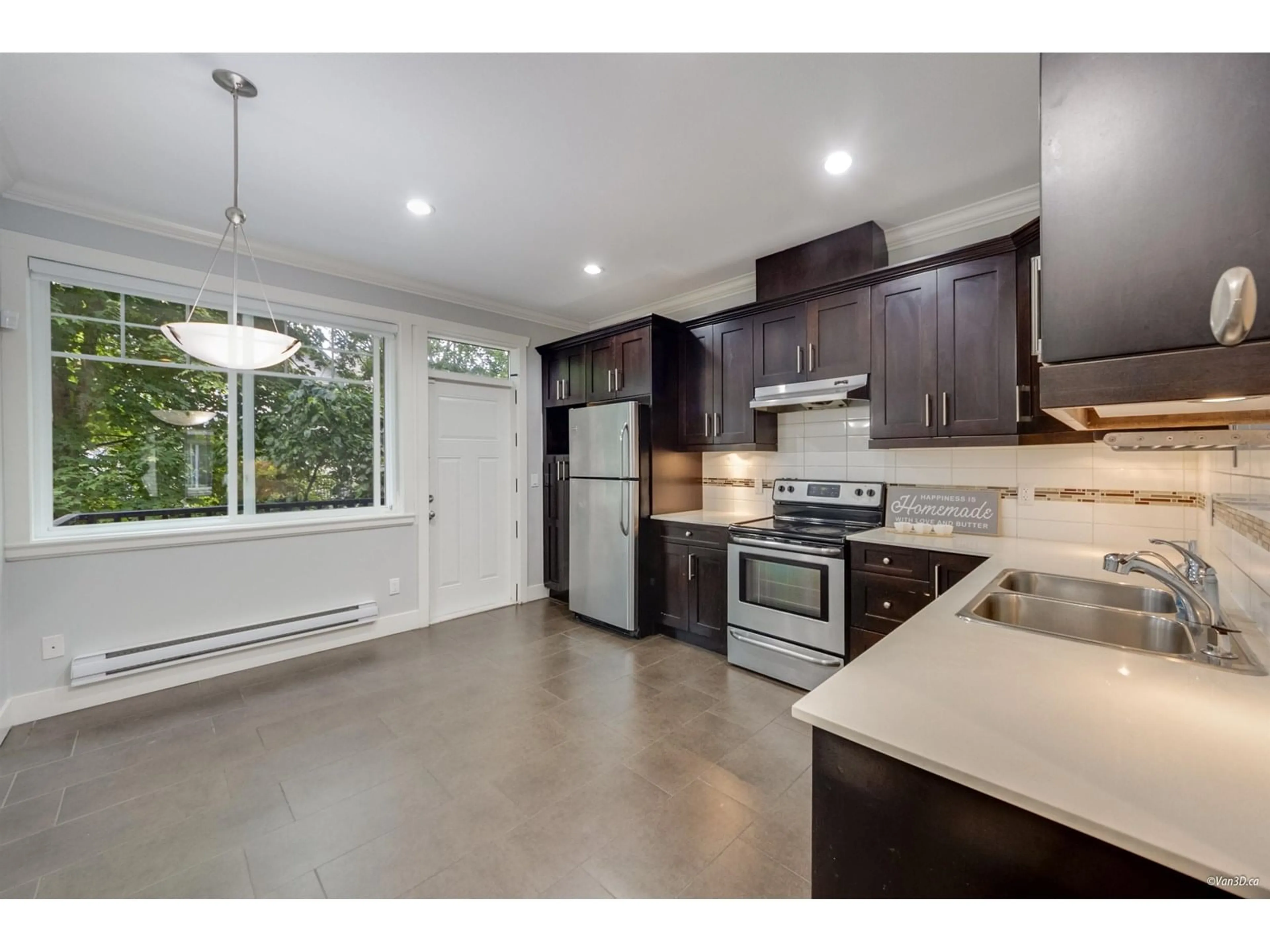 Open concept kitchen, ceramic/tile floor for 40 - 15399 GUILDFORD, Surrey British Columbia V3R7C6