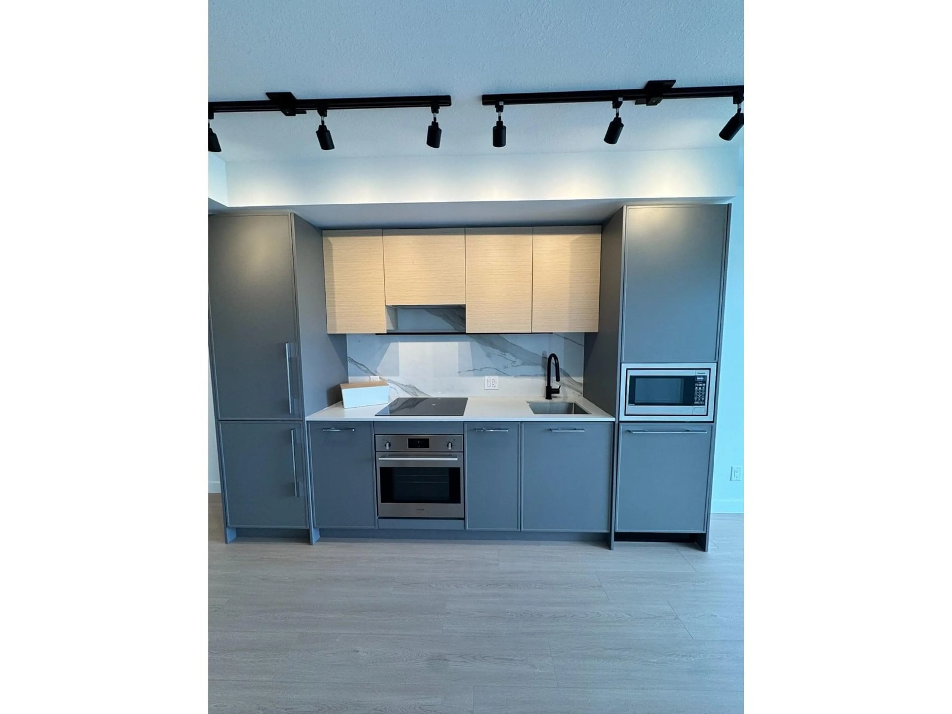 Standard kitchen, wood/laminate floor for 806 - 13745 GEORGE JUNCTION, Surrey British Columbia V3T0V8