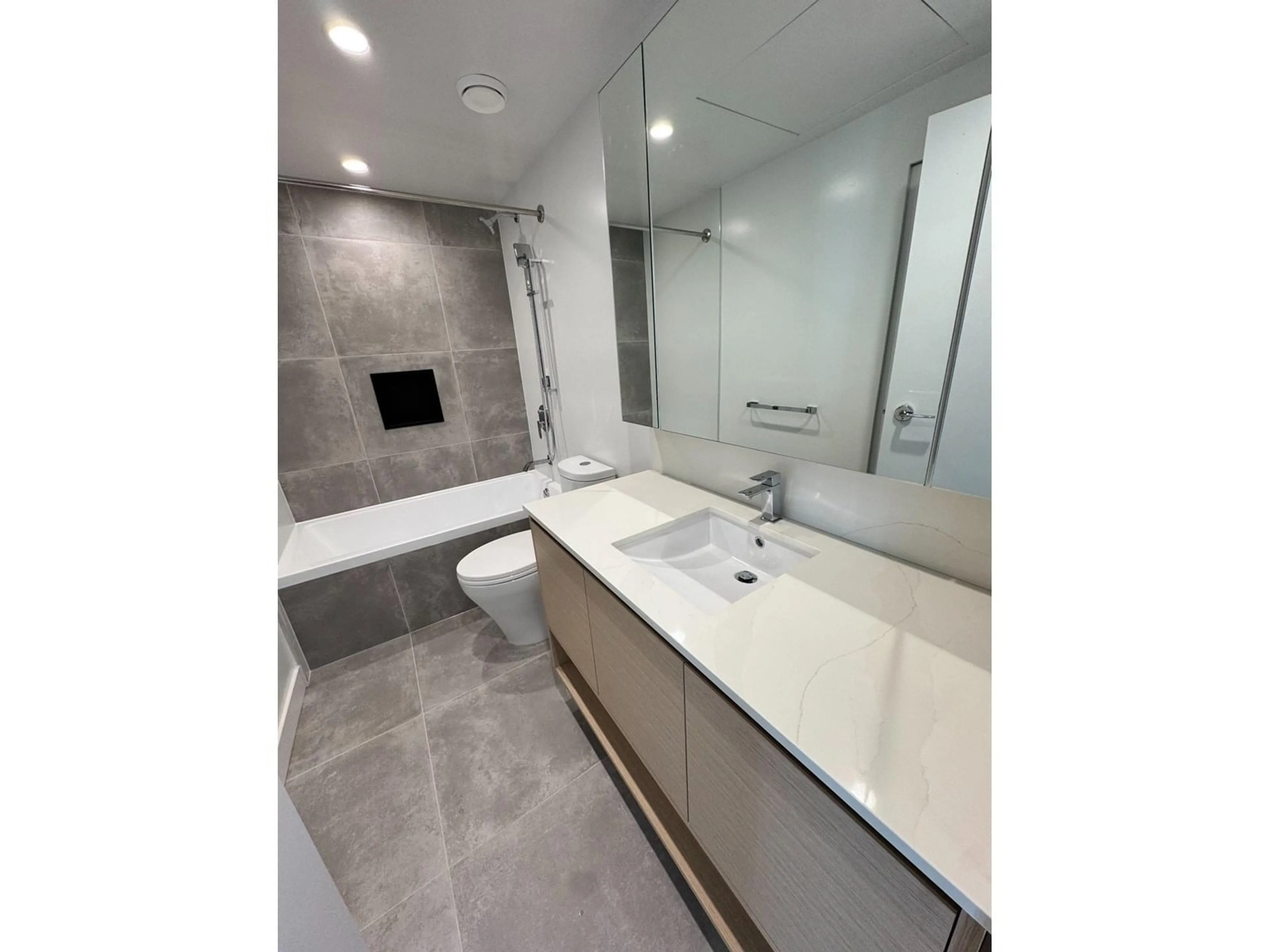 Contemporary bathroom, ceramic/tile floor for 806 - 13745 GEORGE JUNCTION, Surrey British Columbia V3T0V8