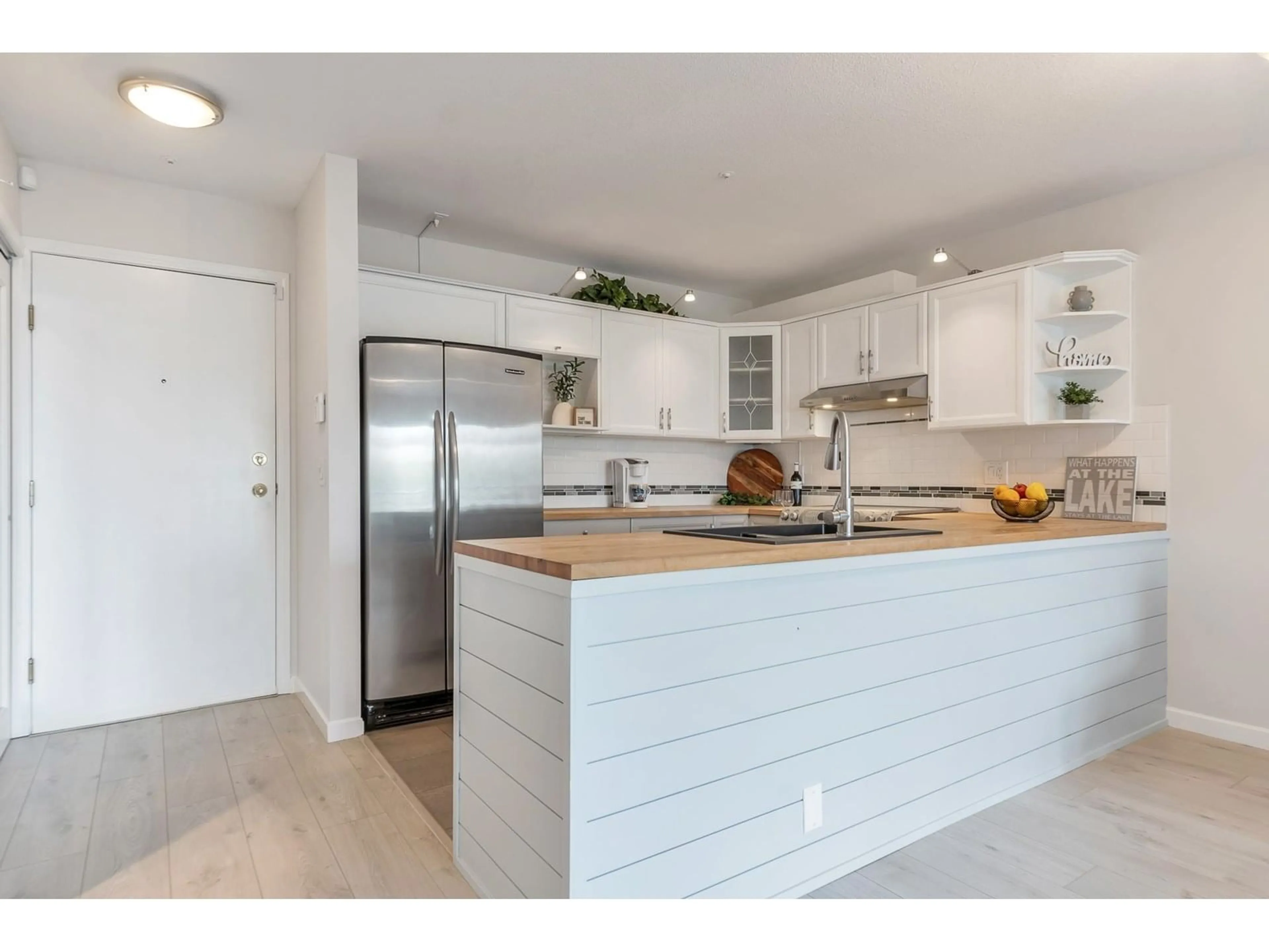 Open concept kitchen, wood/laminate floor for 109 - 378 ESPLANADE AVENUE, Harrison Hot Springs British Columbia V0M1A3