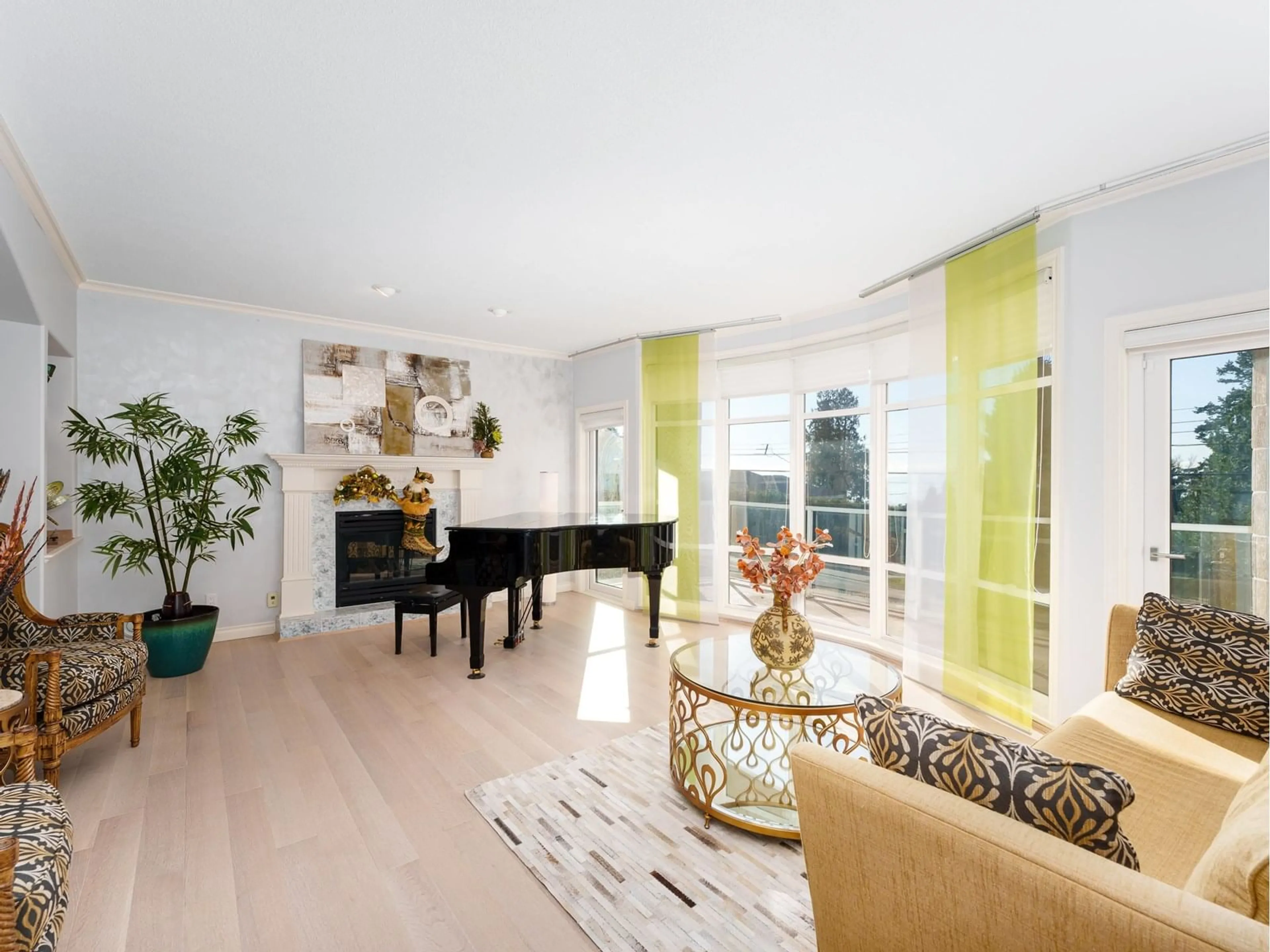Living room with furniture, unknown for 1768 OCEAN PARK, Surrey British Columbia V4A3L9
