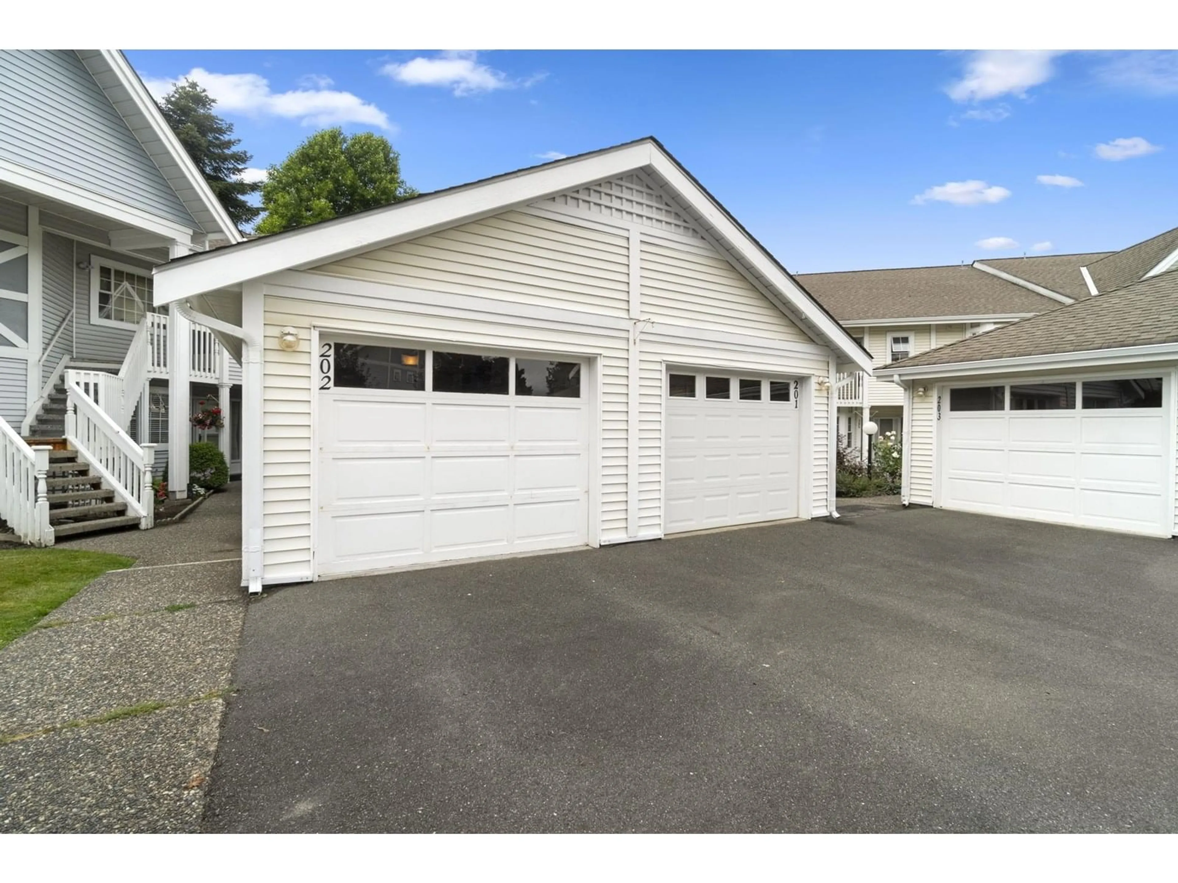 Indoor garage for 202 - 9109 154 STREET, Surrey British Columbia V3R9G8