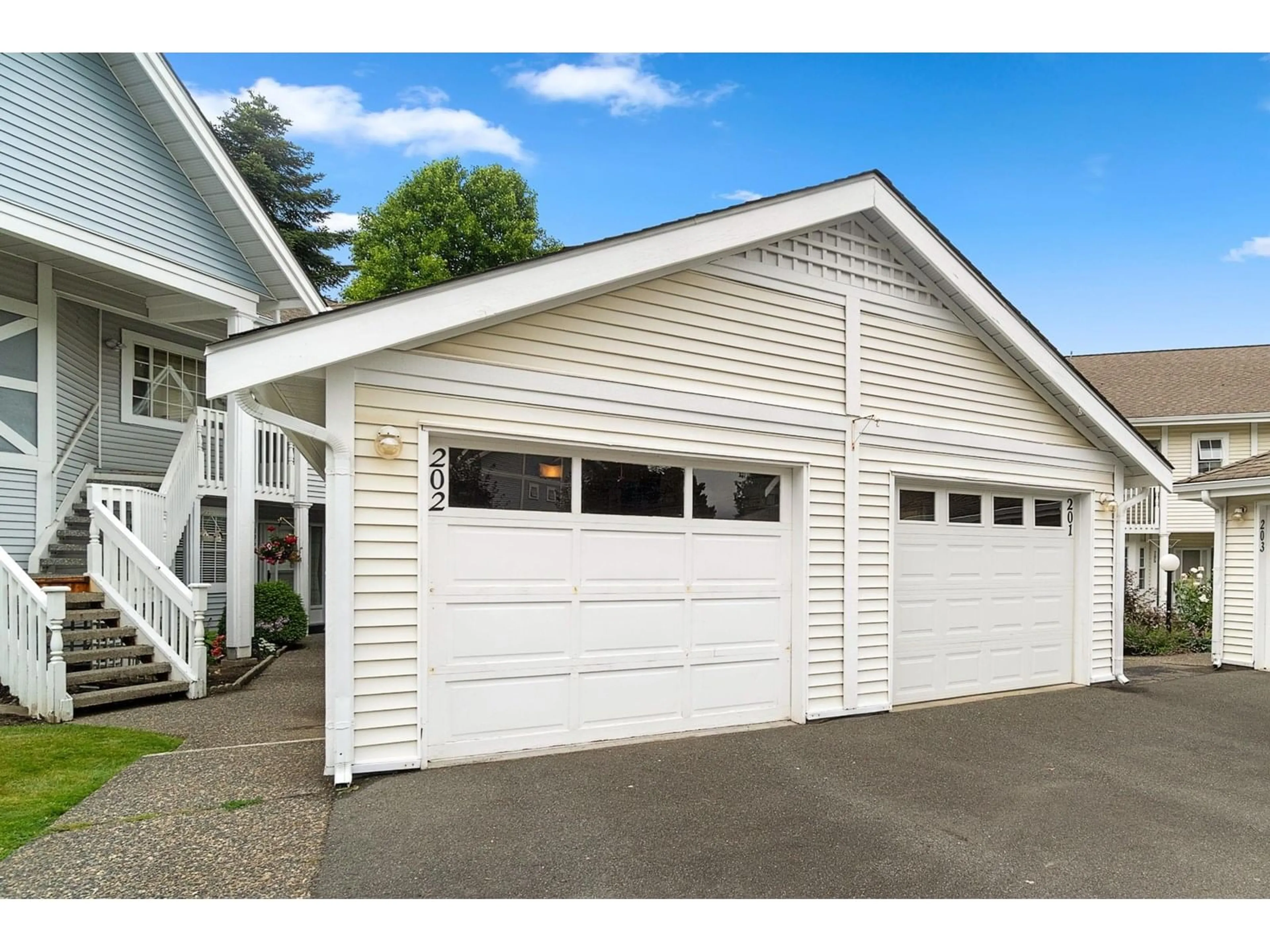 Indoor garage for 202 - 9109 154 STREET, Surrey British Columbia V3R9G8
