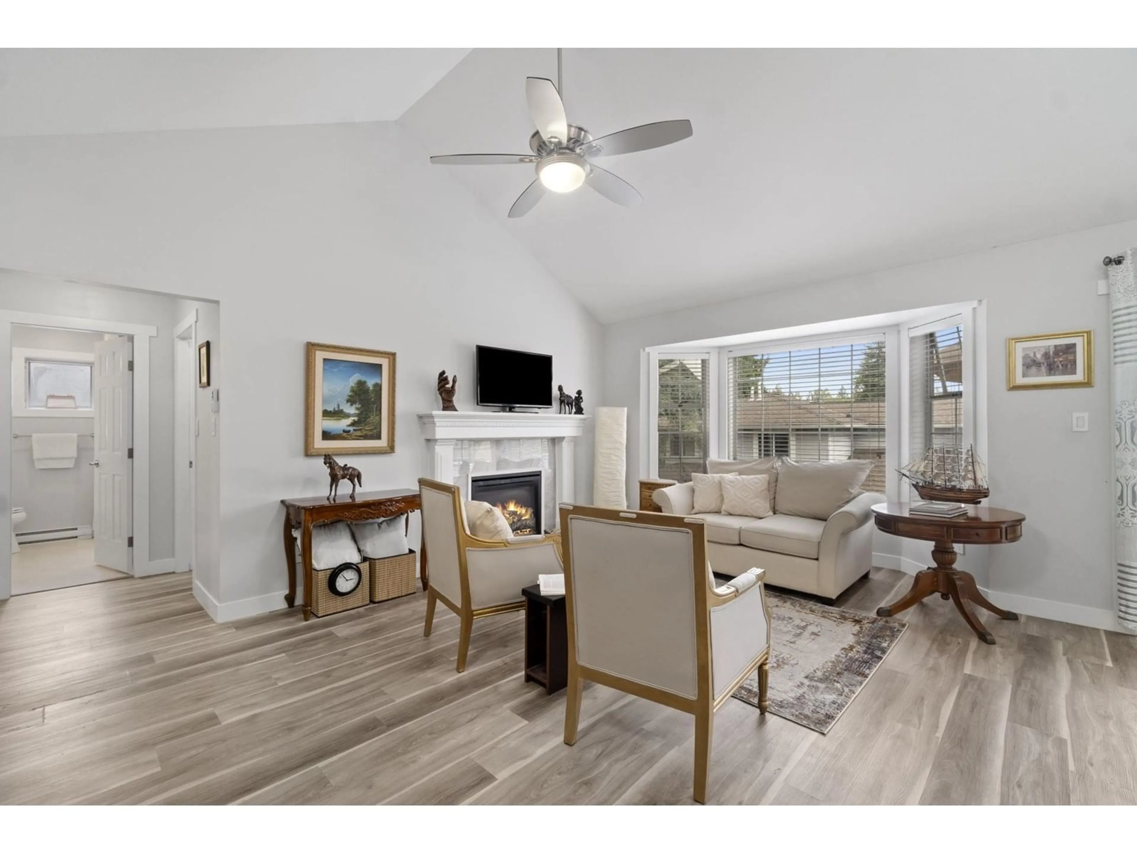 Living room with furniture, wood/laminate floor for 202 - 9109 154 STREET, Surrey British Columbia V3R9G8