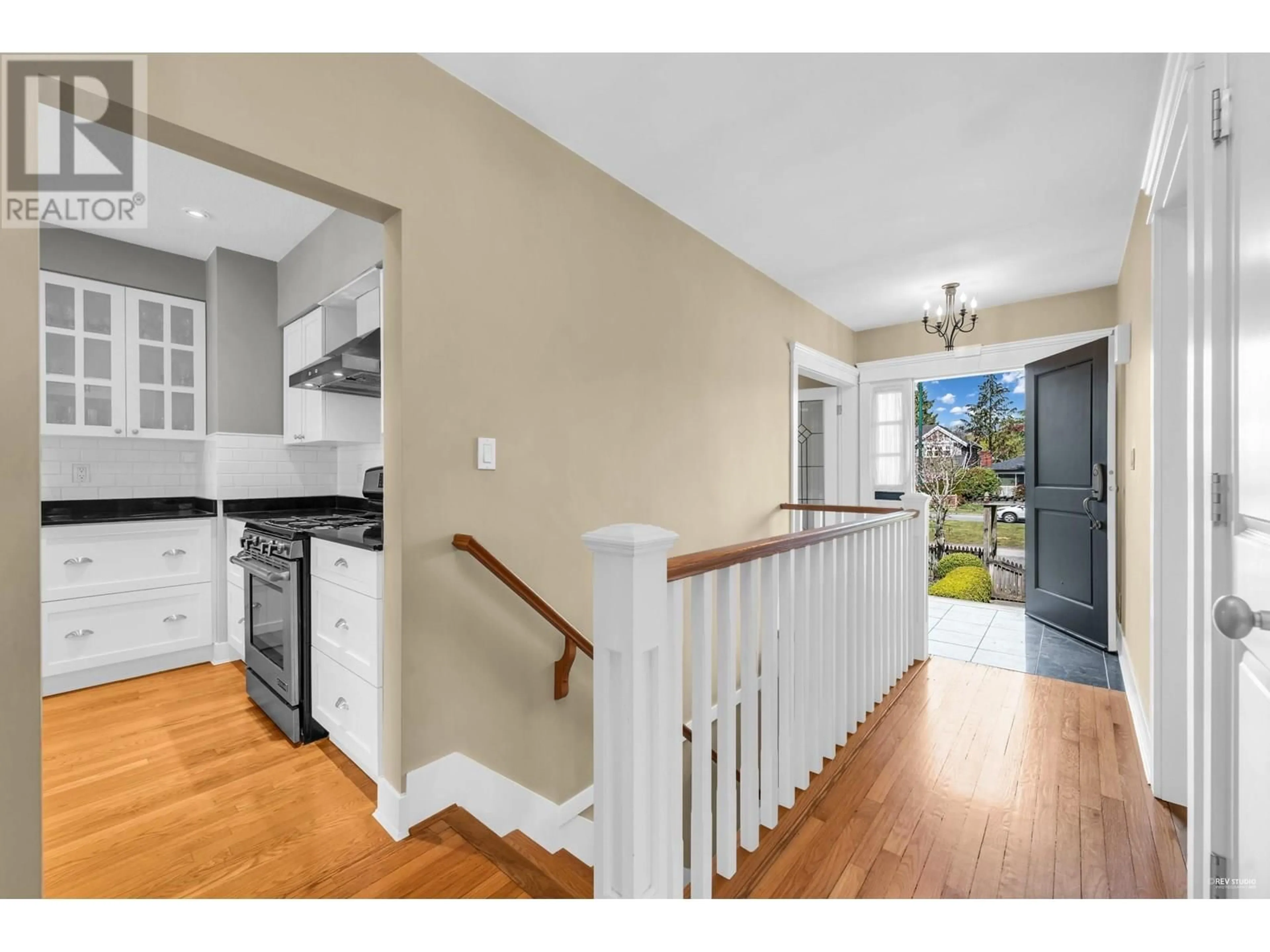 Indoor entryway for 3178 16TH AVENUE, Vancouver British Columbia V6K3E1