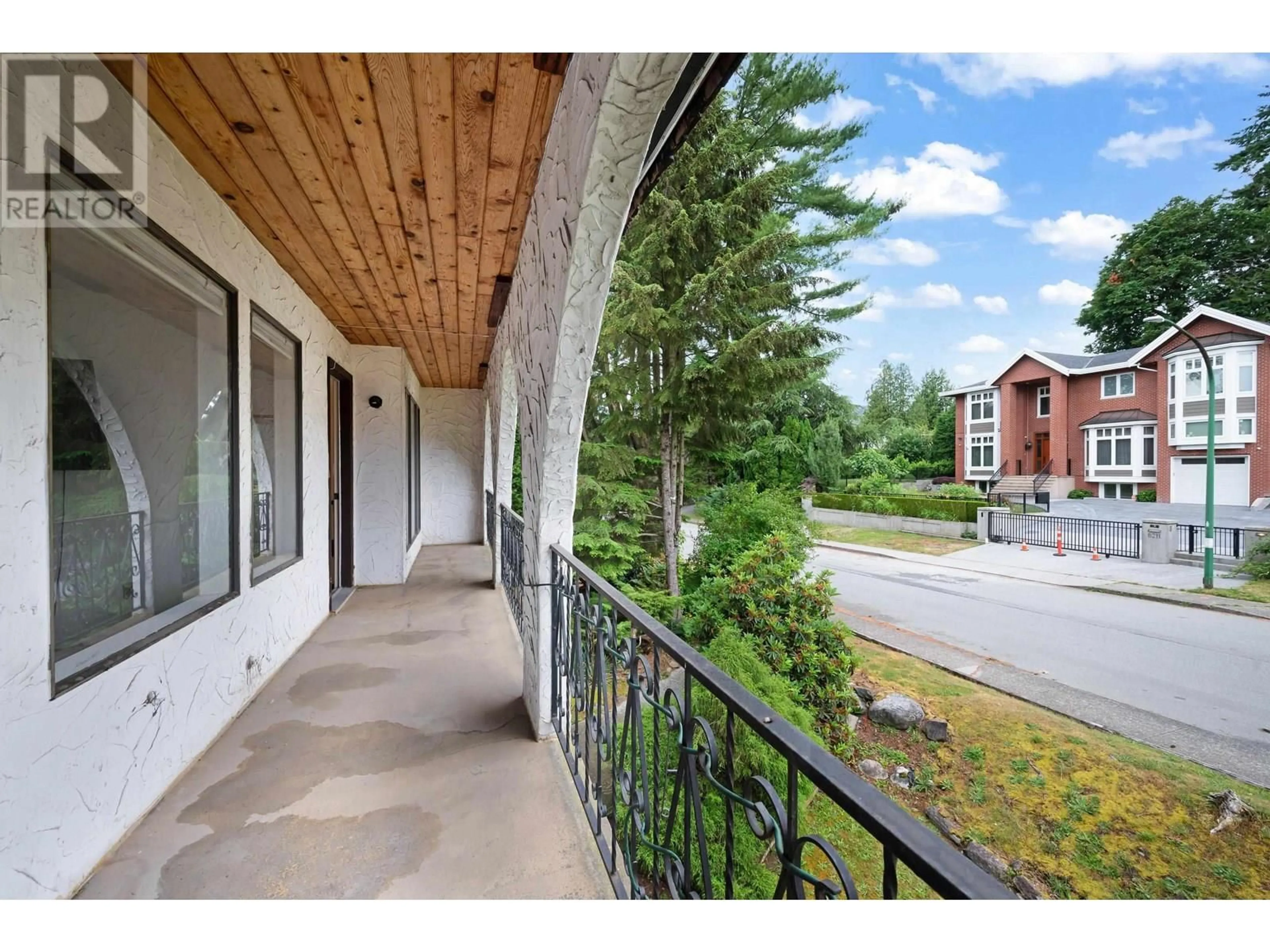 Patio, unknown for 8214 LAKELAND DRIVE, Burnaby British Columbia V5A2B5