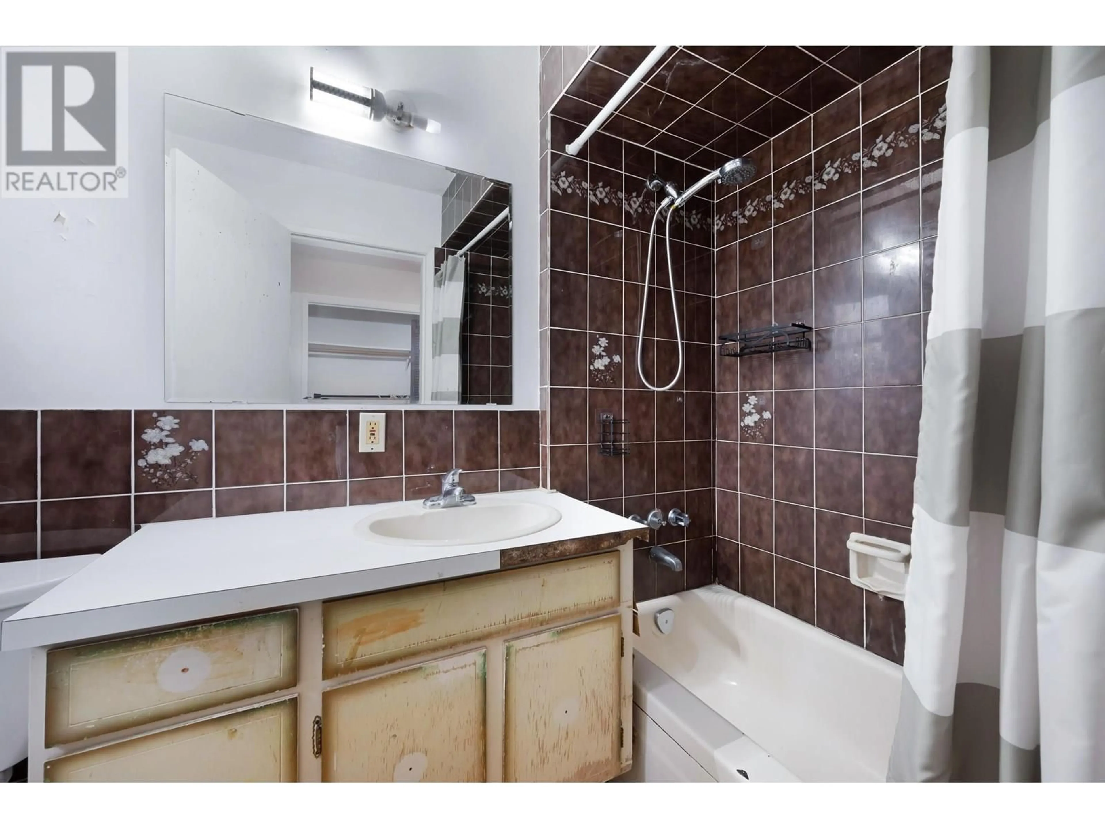 Standard bathroom, ceramic/tile floor for 8214 LAKELAND DRIVE, Burnaby British Columbia V5A2B5