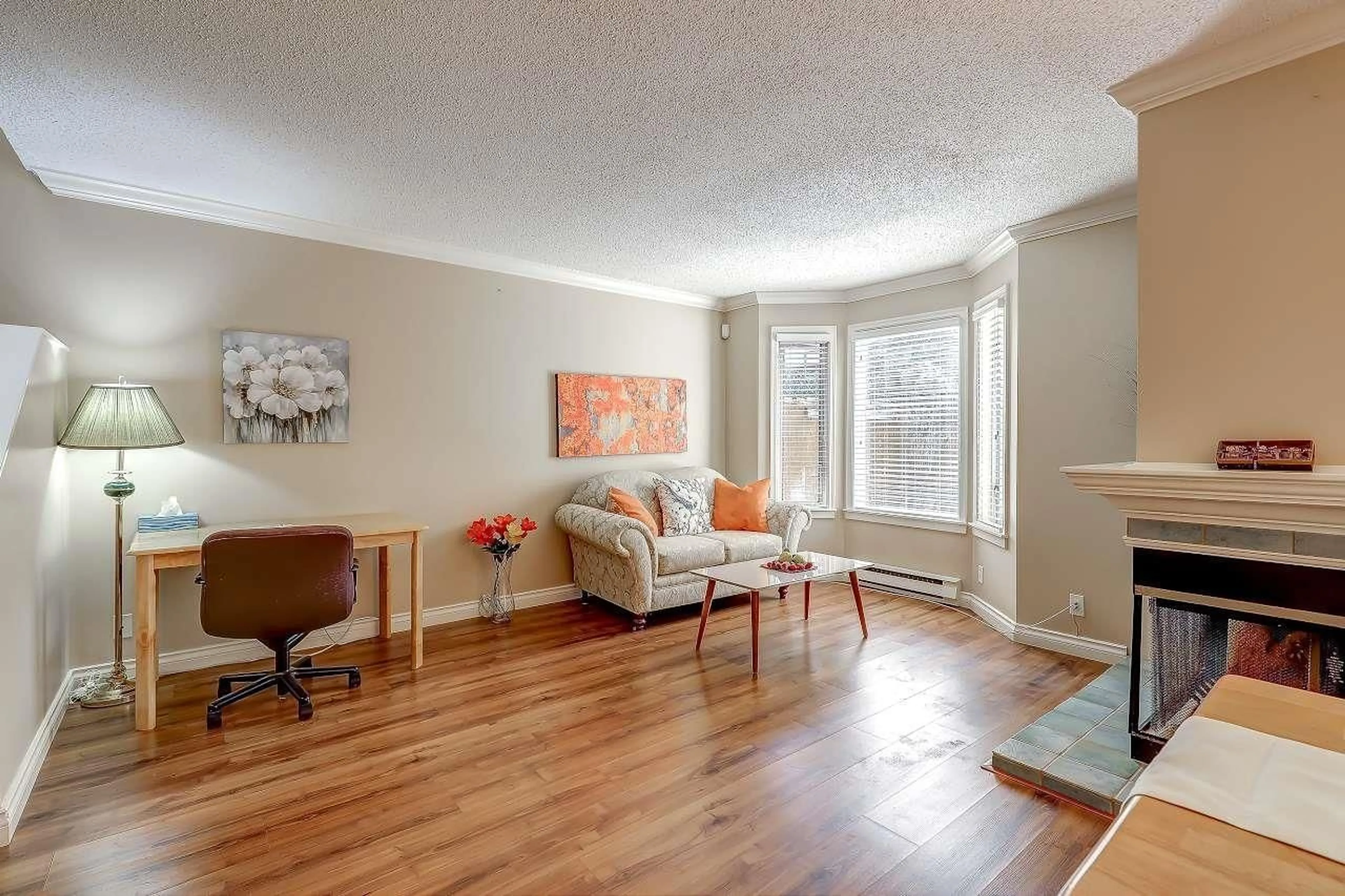 Living room with furniture, wood/laminate floor for 3 - 10094 154, Surrey British Columbia V3R4J6