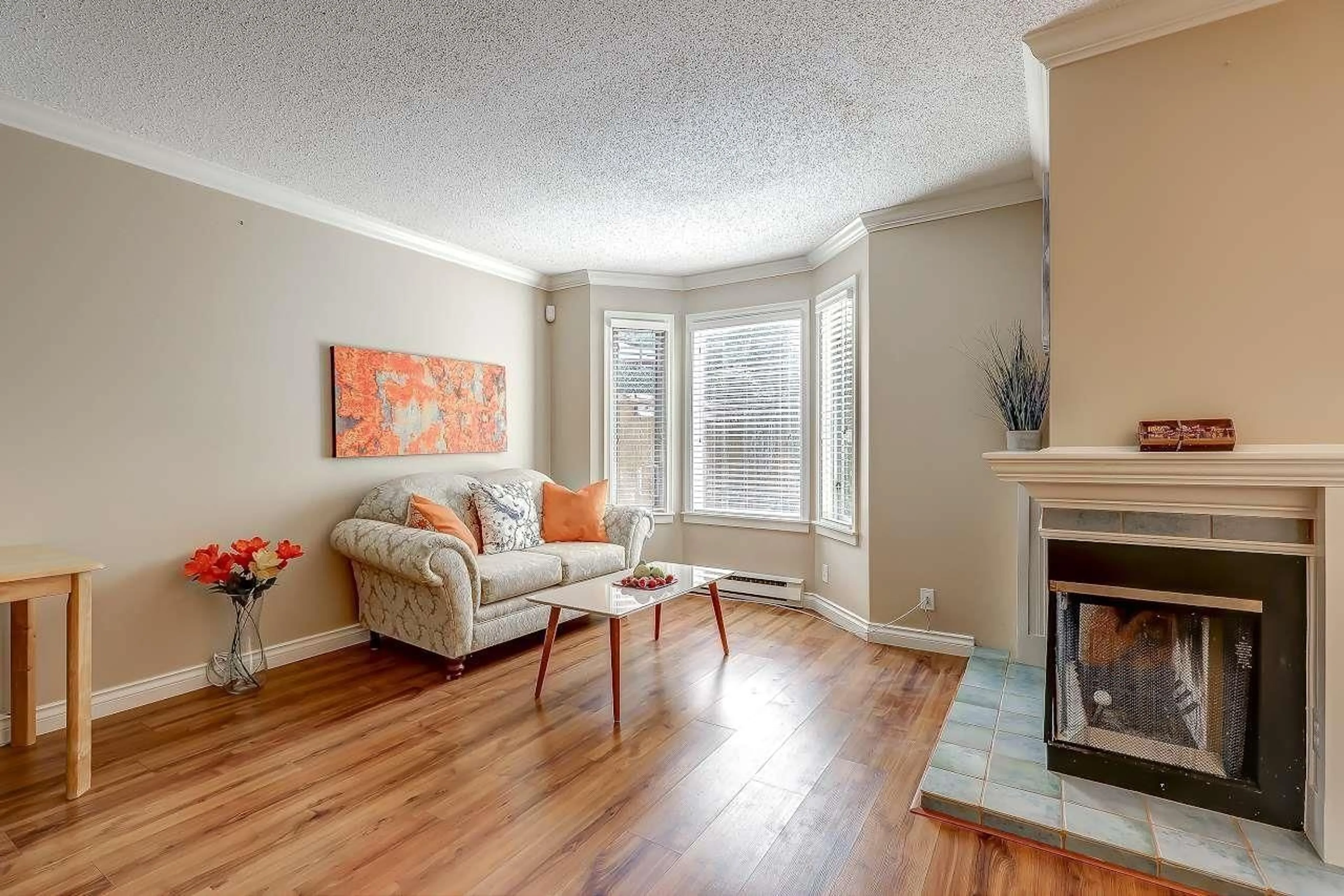 Living room with furniture, wood/laminate floor for 3 - 10094 154, Surrey British Columbia V3R4J6