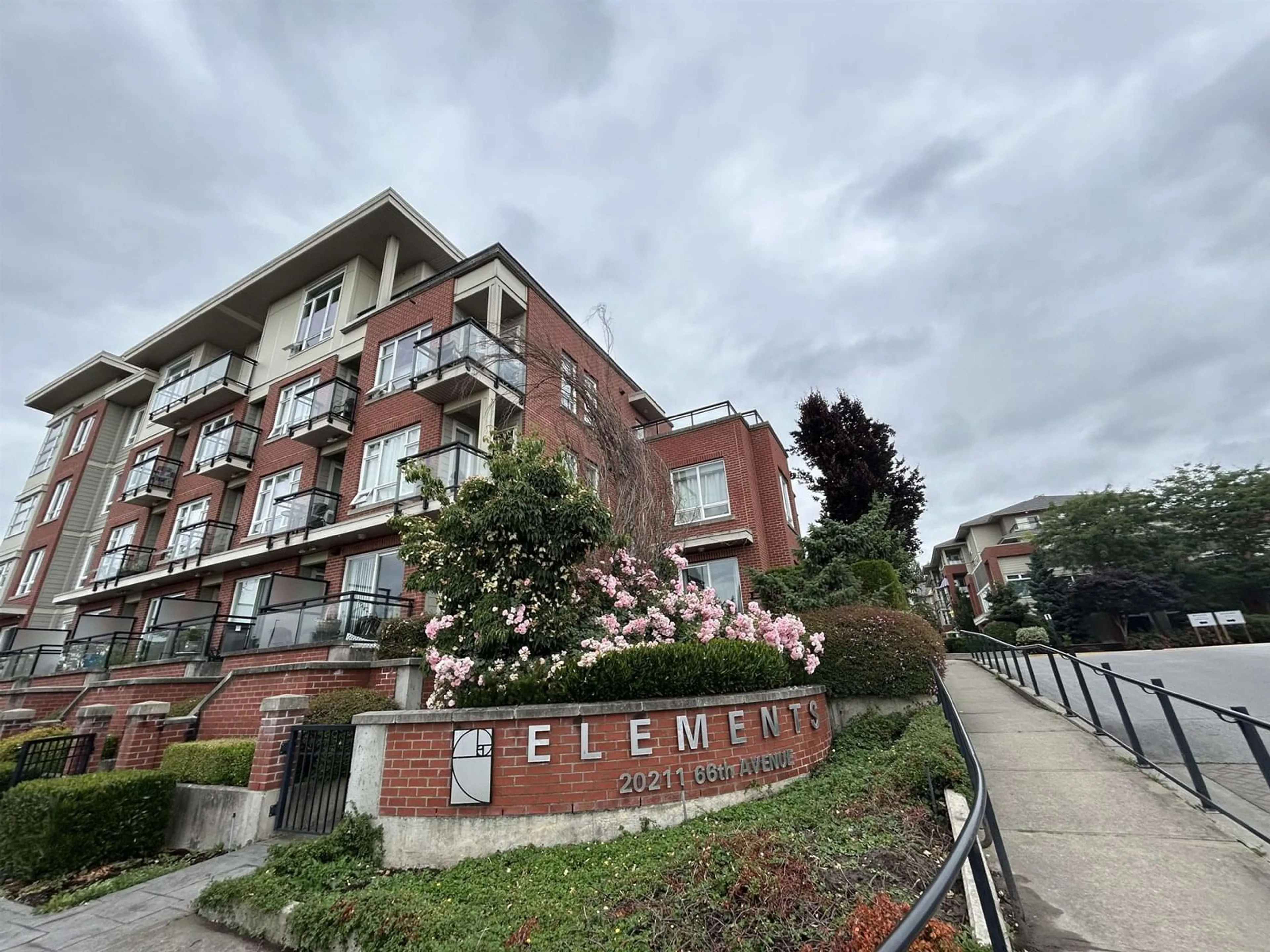 A pic from outside/outdoor area/front of a property/back of a property/a pic from drone, building for F308 - 20211 66, Langley British Columbia V2Y0L4