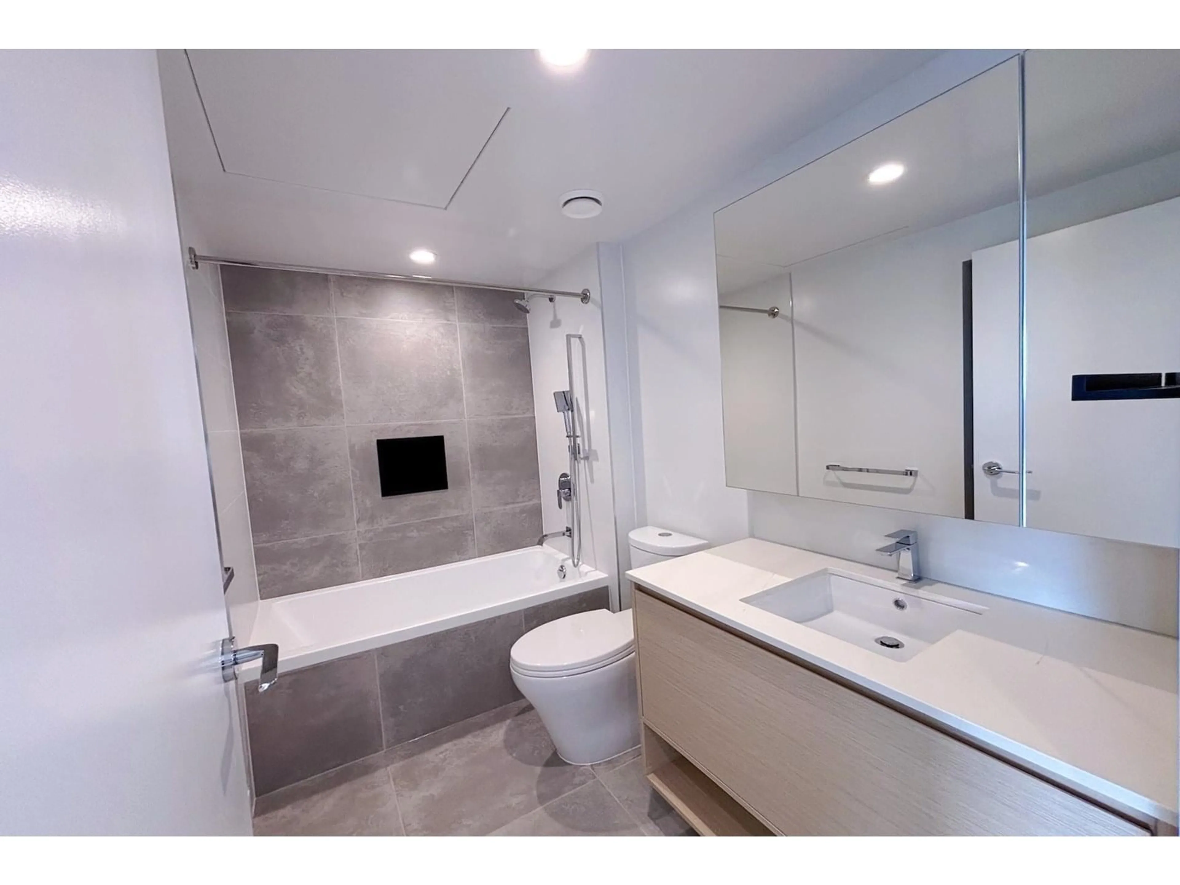 Contemporary bathroom, ceramic/tile floor for 502 - 13745 GEORGE JUNCTION, Surrey British Columbia V3T0V8
