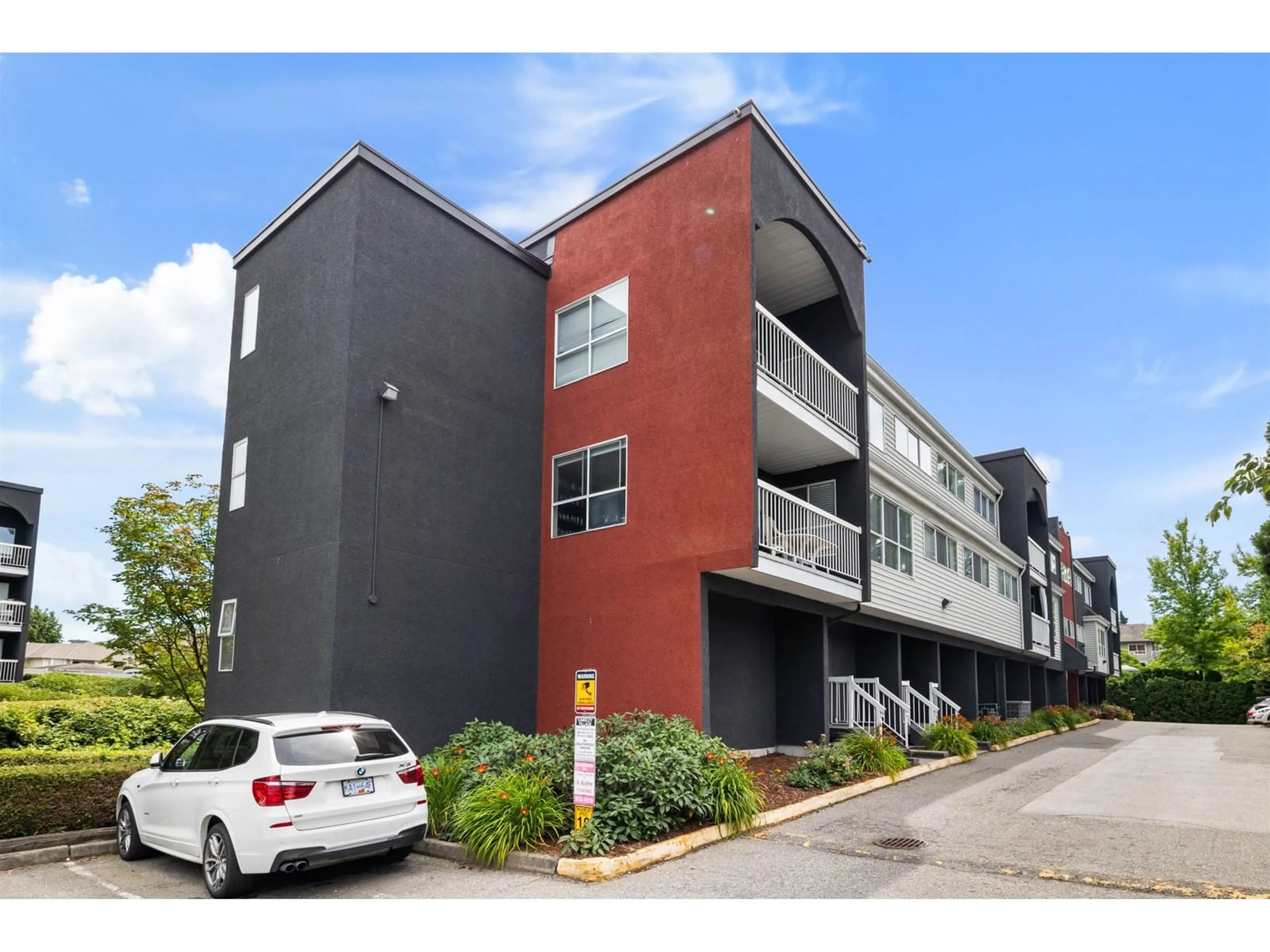 A pic from outside/outdoor area/front of a property/back of a property/a pic from drone, unknown for 4 - 5664 200, Langley British Columbia V3A1M8