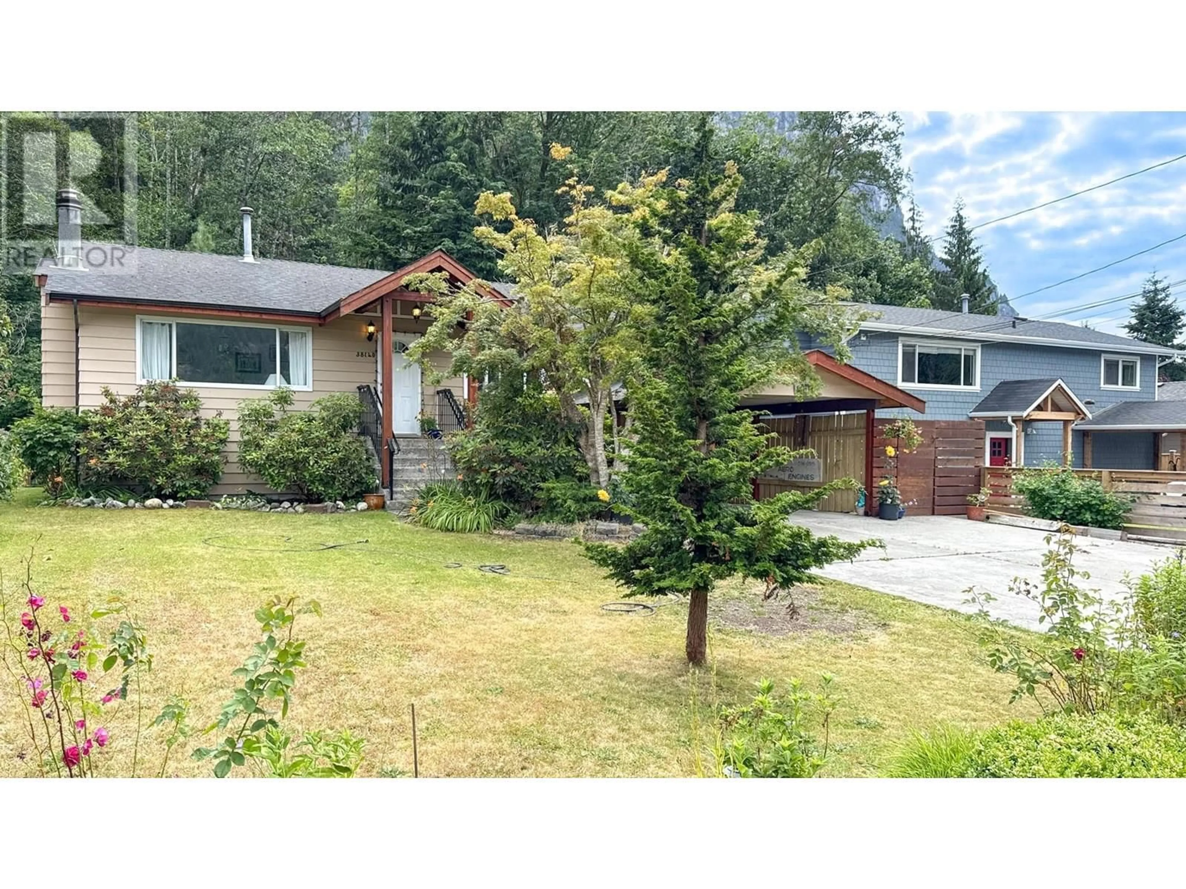 A pic from outside/outdoor area/front of a property/back of a property/a pic from drone, unknown for 38140 GUILFORD DRIVE, Squamish British Columbia V8B0X4