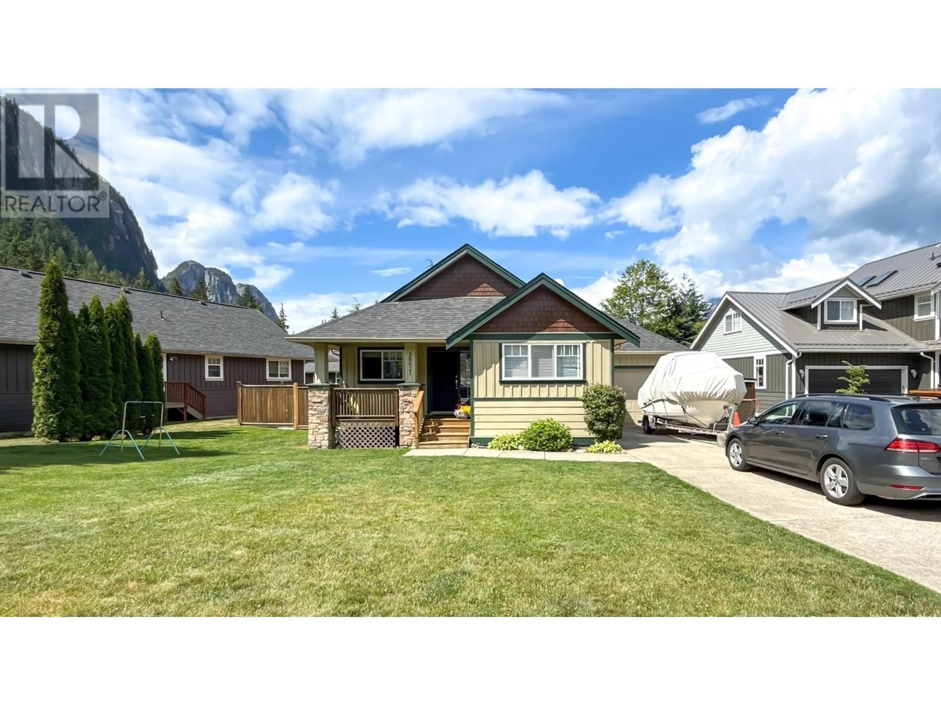 Home with vinyl exterior material, street for 38621 CHERRY DRIVE, Squamish British Columbia V8B0W1