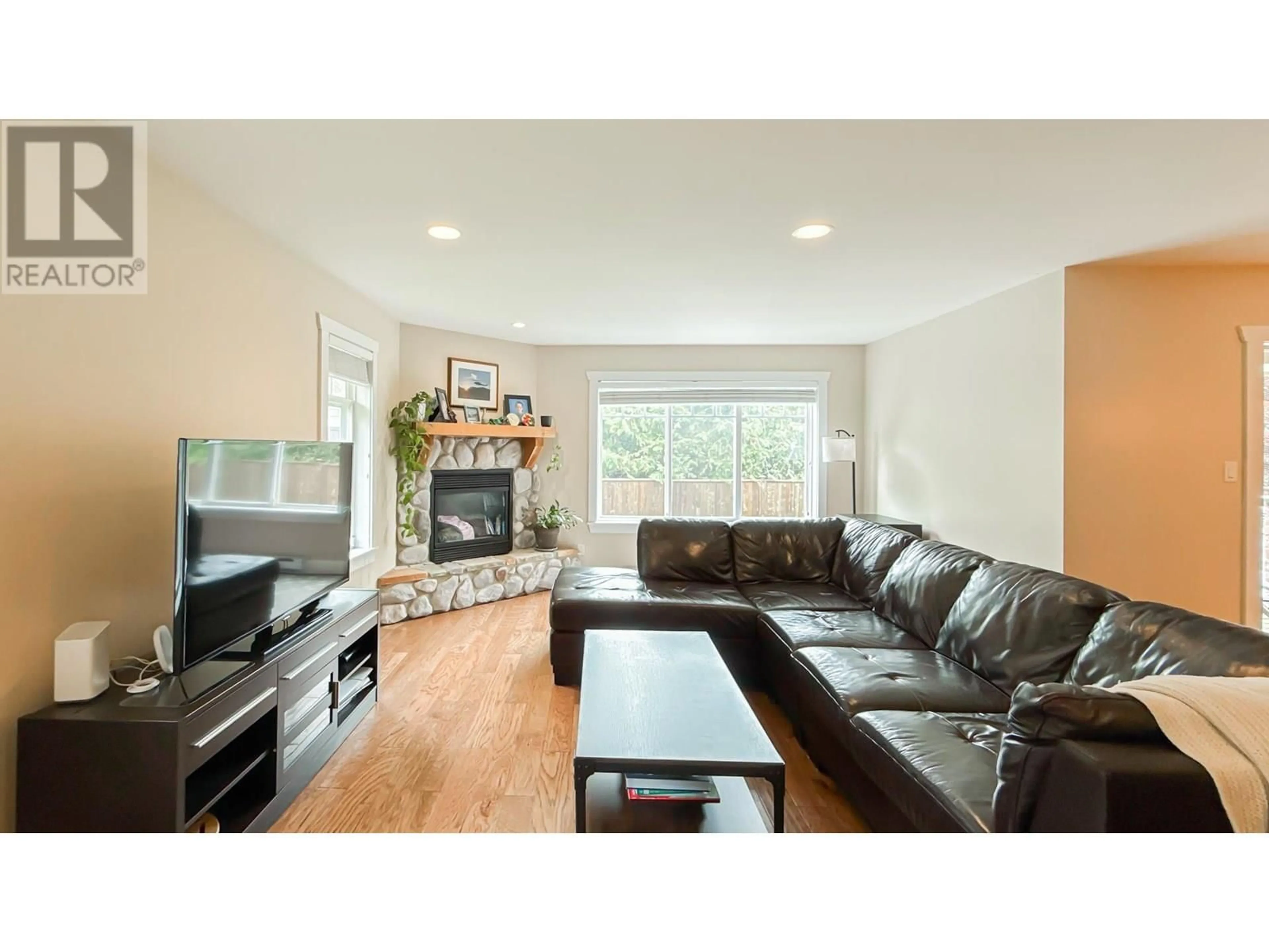 Living room with furniture, wood/laminate floor for 38621 CHERRY DRIVE, Squamish British Columbia V8B0W1