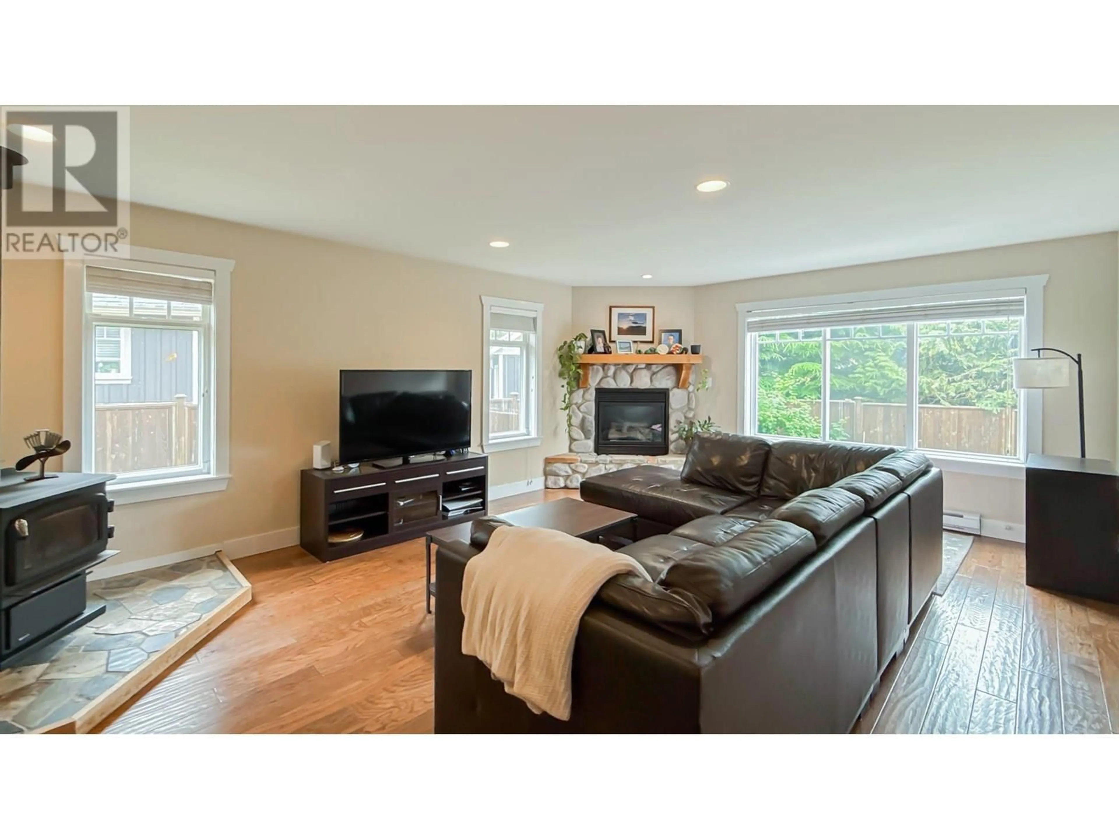 Living room with furniture, wood/laminate floor for 38621 CHERRY DRIVE, Squamish British Columbia V8B0W1