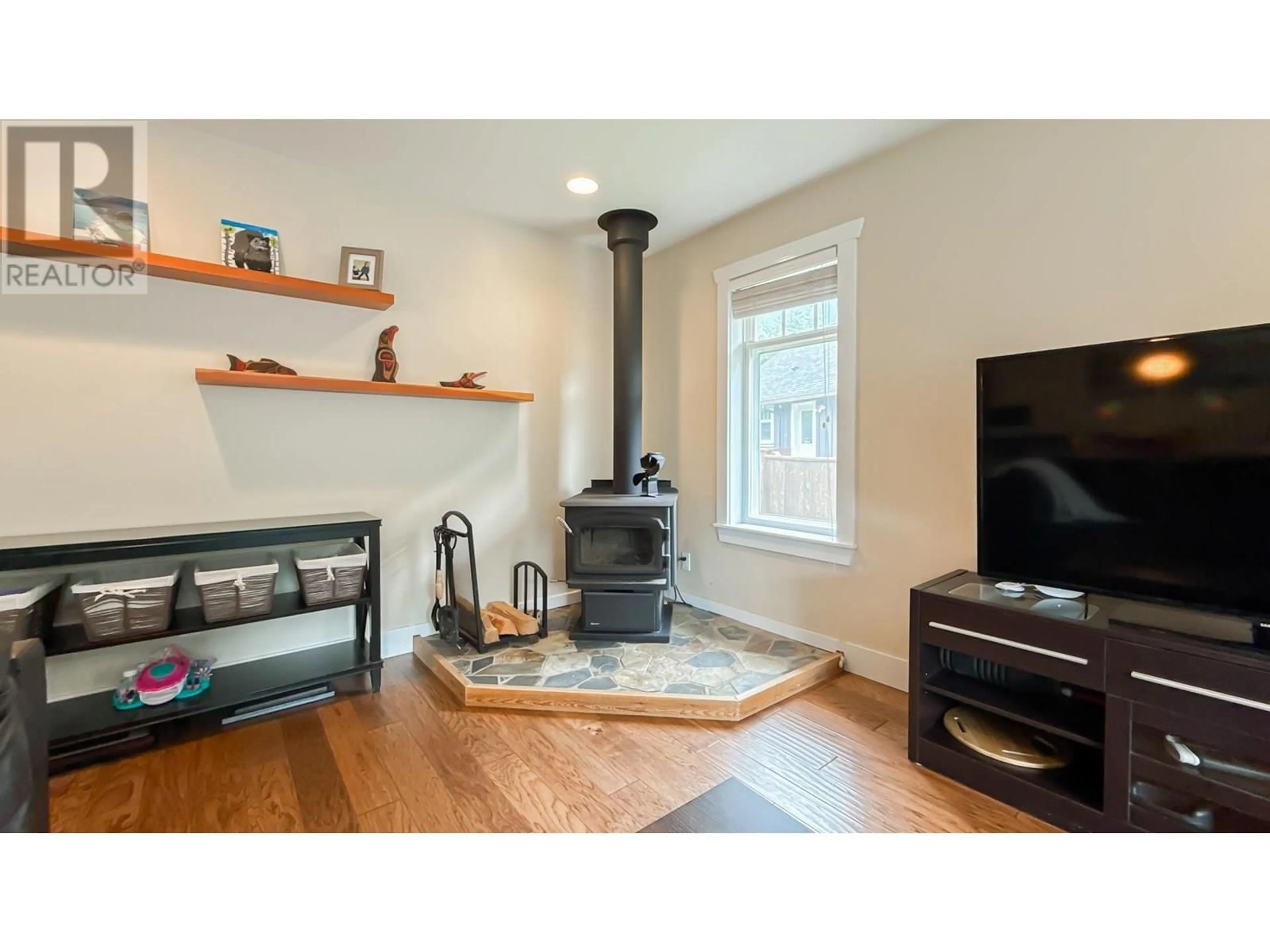 Living room with furniture, wood/laminate floor for 38621 CHERRY DRIVE, Squamish British Columbia V8B0W1