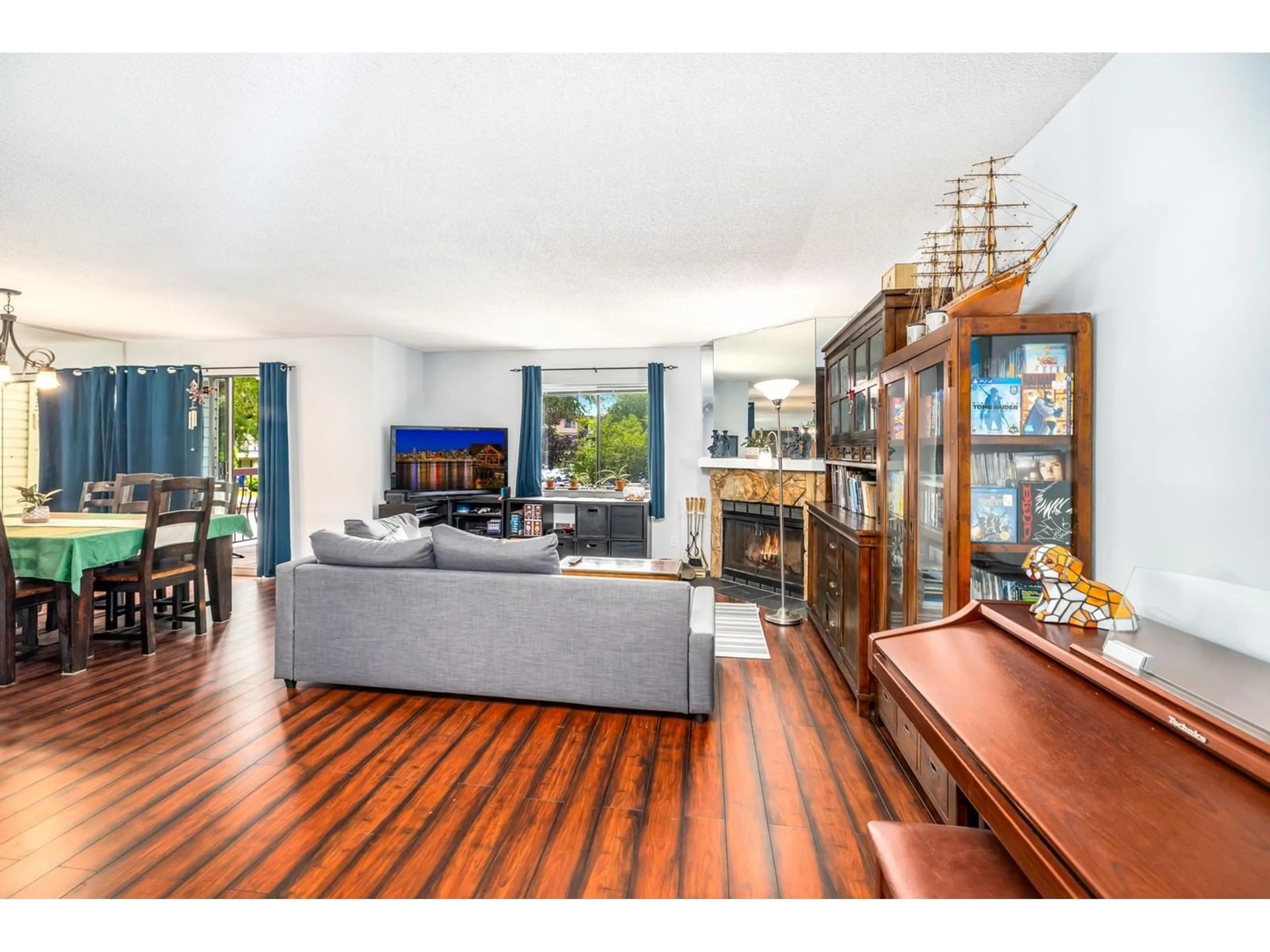 Living room with furniture, wood/laminate floor for 201 - 7064 133B, Surrey British Columbia V3W8A4