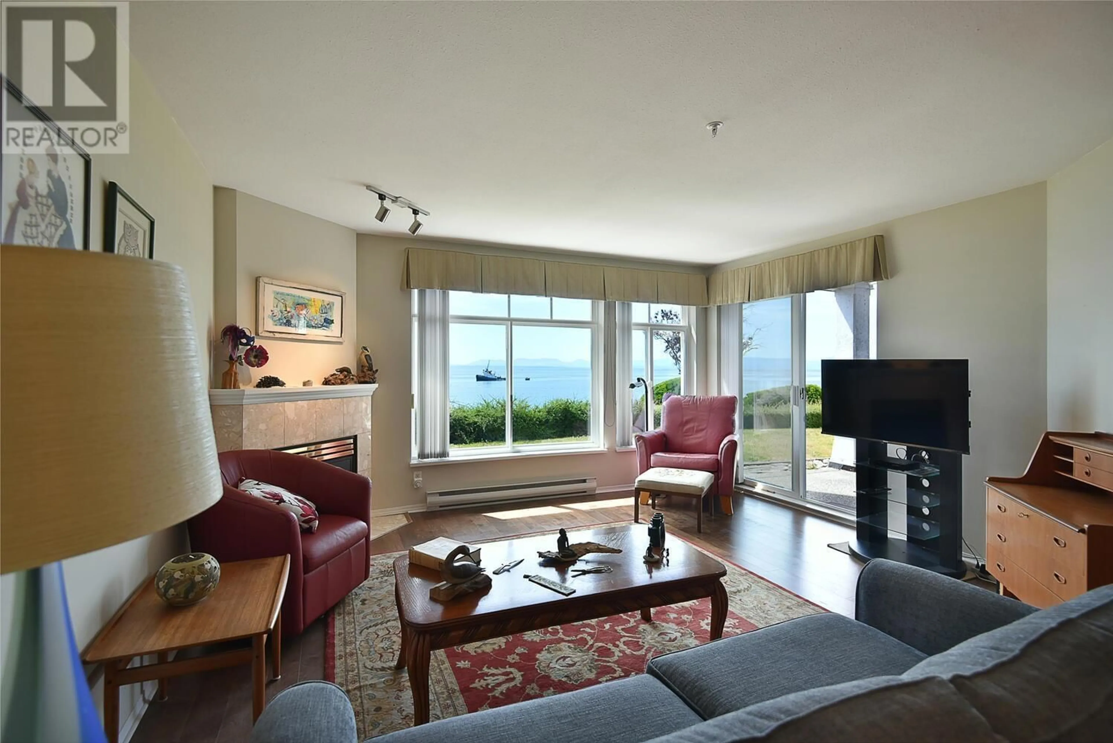 Living room with furniture, unknown for 104 - 5470 INLET AVENUE, Sechelt British Columbia V7Z0H4