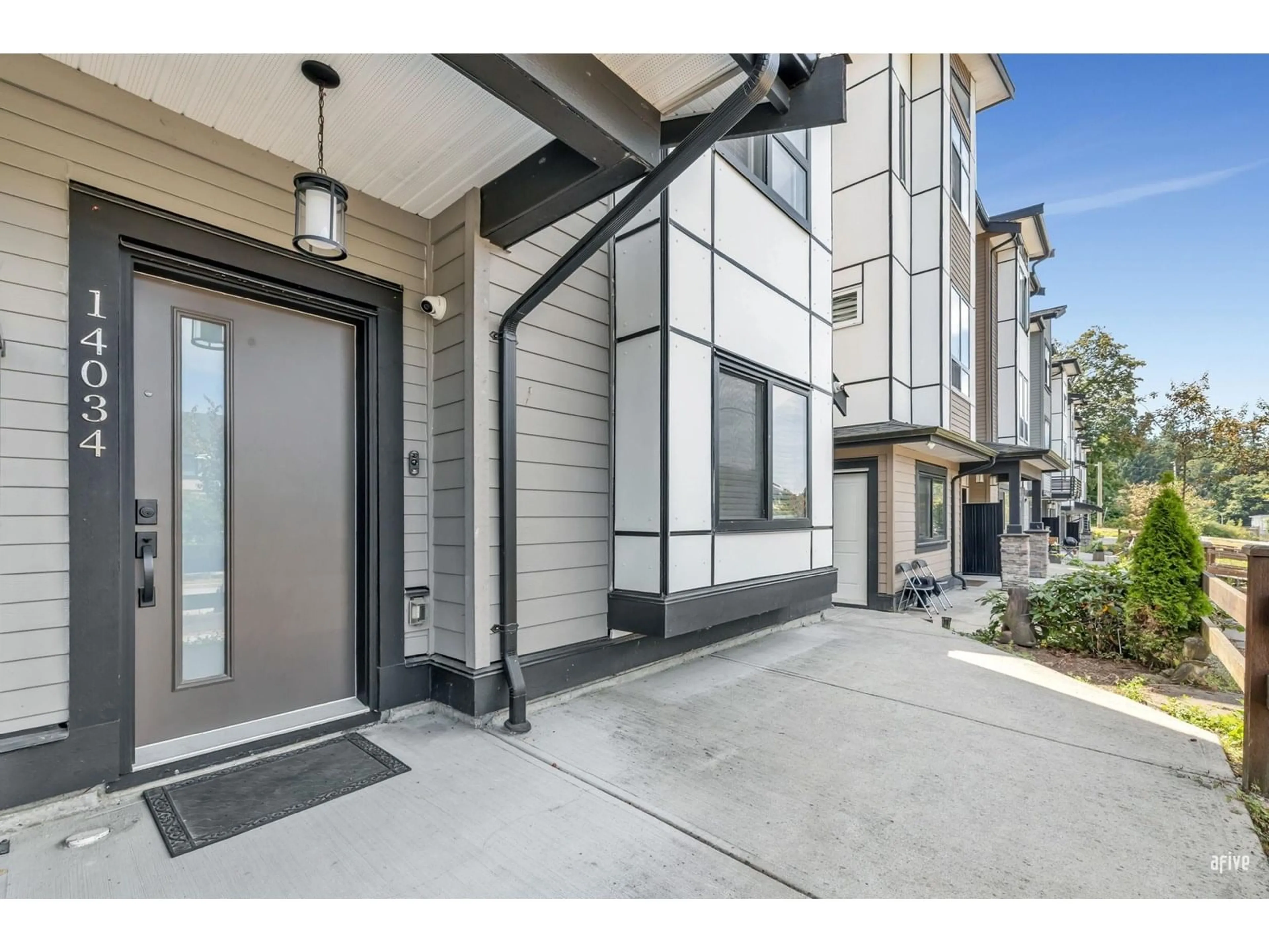 Indoor entryway for 14034 60A, Surrey British Columbia V3X0J9