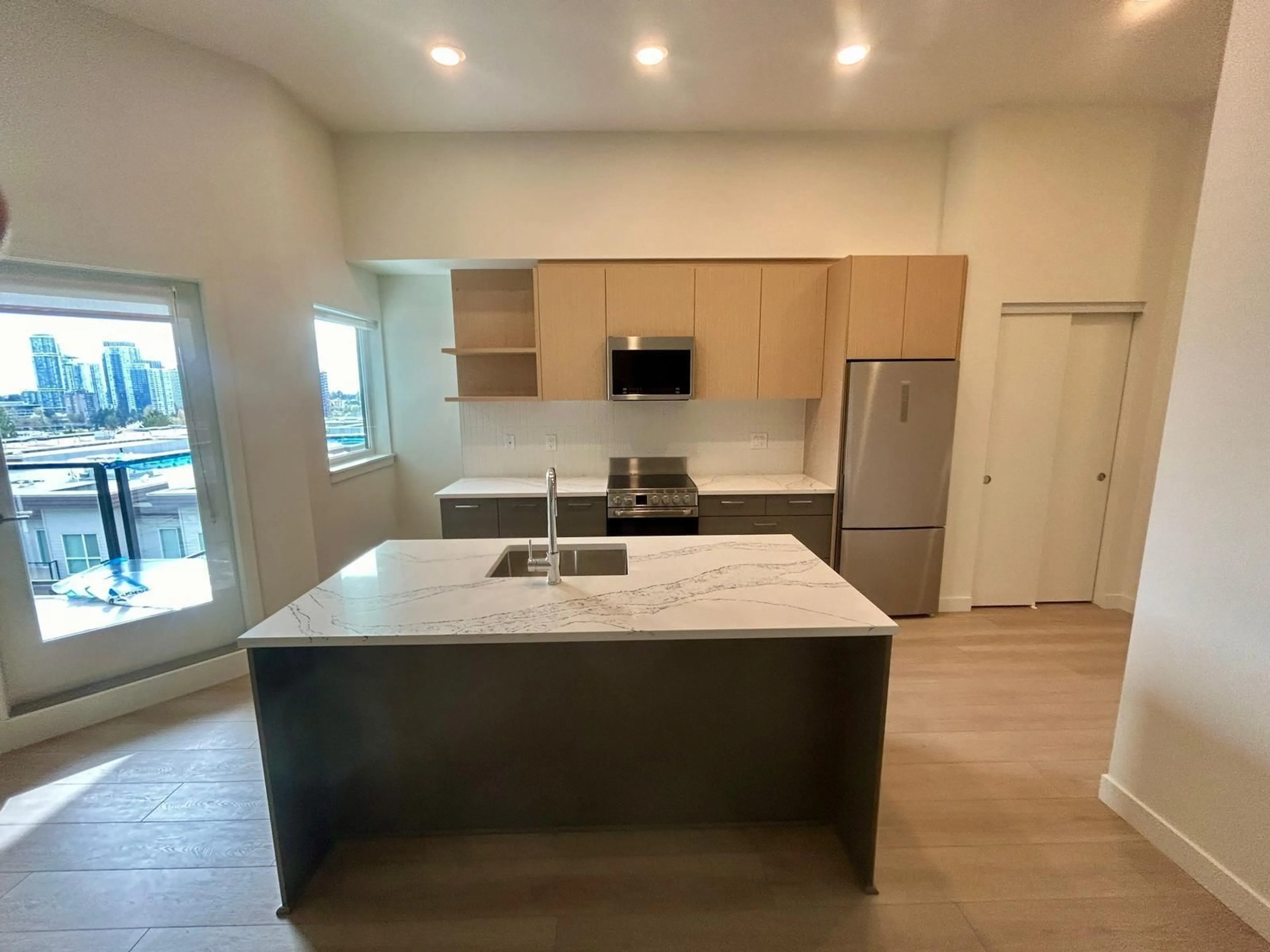 Open concept kitchen, unknown for 617 - 10777 138, Surrey British Columbia V3T0T5