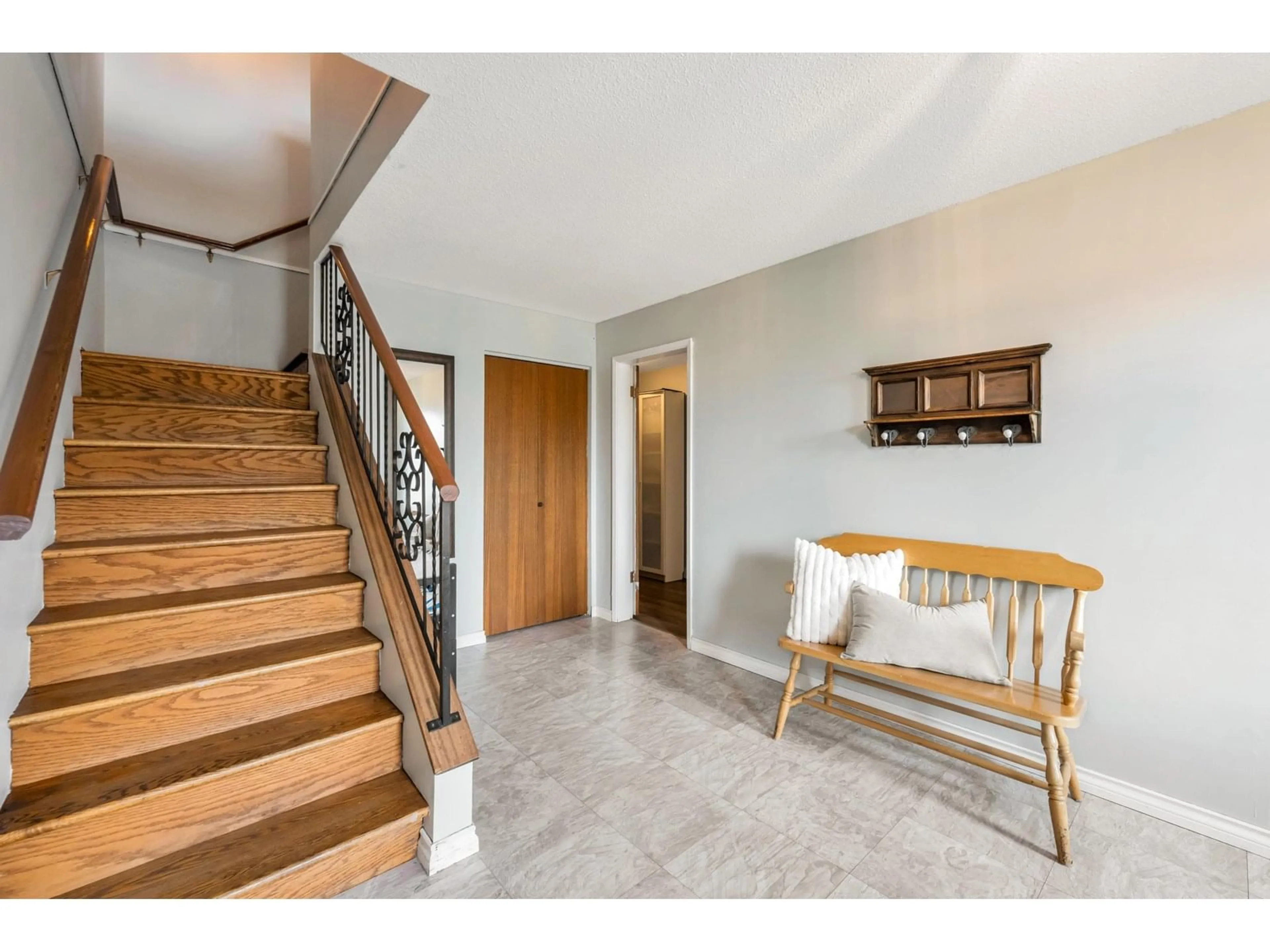 Indoor entryway for 8916 RUSSELL, Delta British Columbia V4C4P9